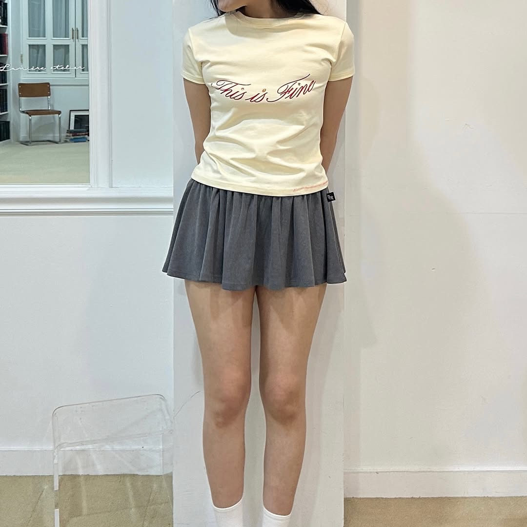 THIS IS FINE Cropped Signature Tee Yellow 착용 스타일 - 3