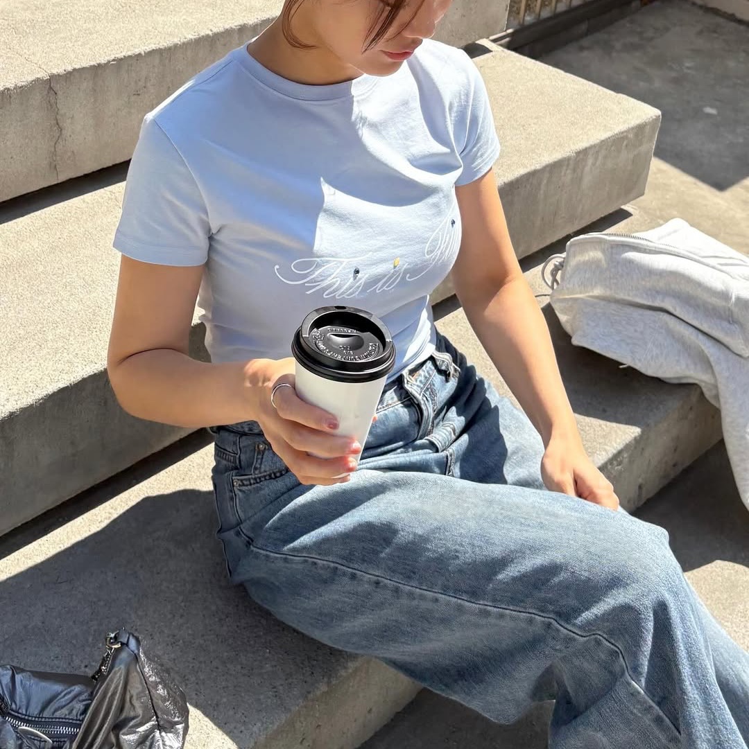 THIS IS FINE Cropped Signature Tee Sky 착용 스타일 - 2
