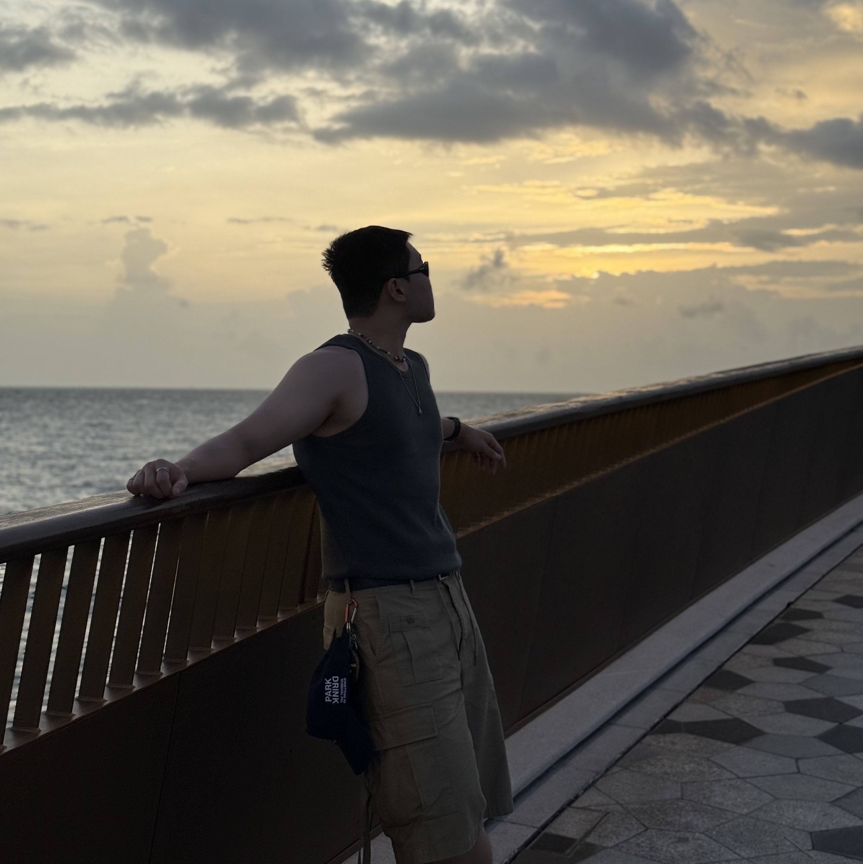 Oakley Eye Jacket Redux Matte Black Frame Prizm Grey Lenses High Bridge Fit, BAPE Ape Head Keychain (Synthetic Rubber) 착용 스타일 - 2