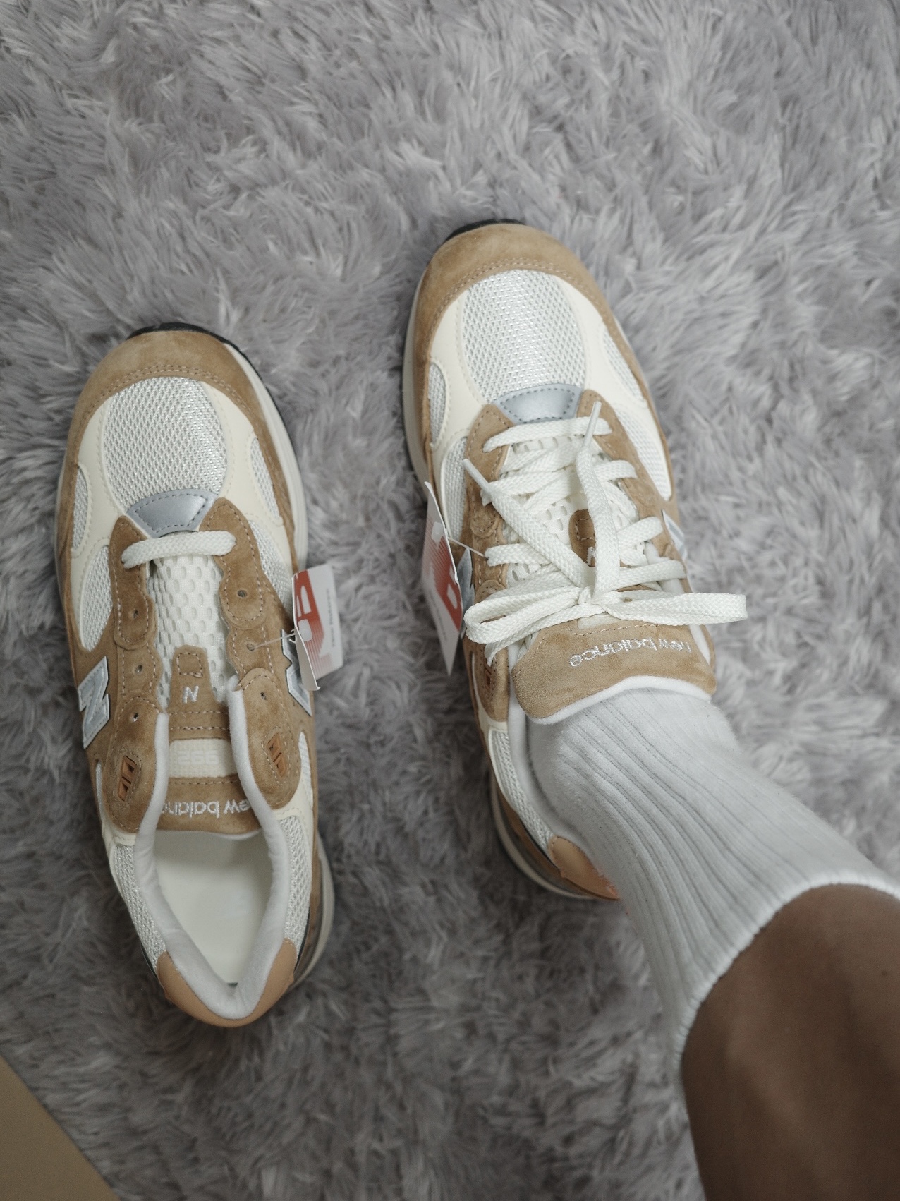 New Balance 992 Made in USA Sweet Caramel Calcium 착용 스타일