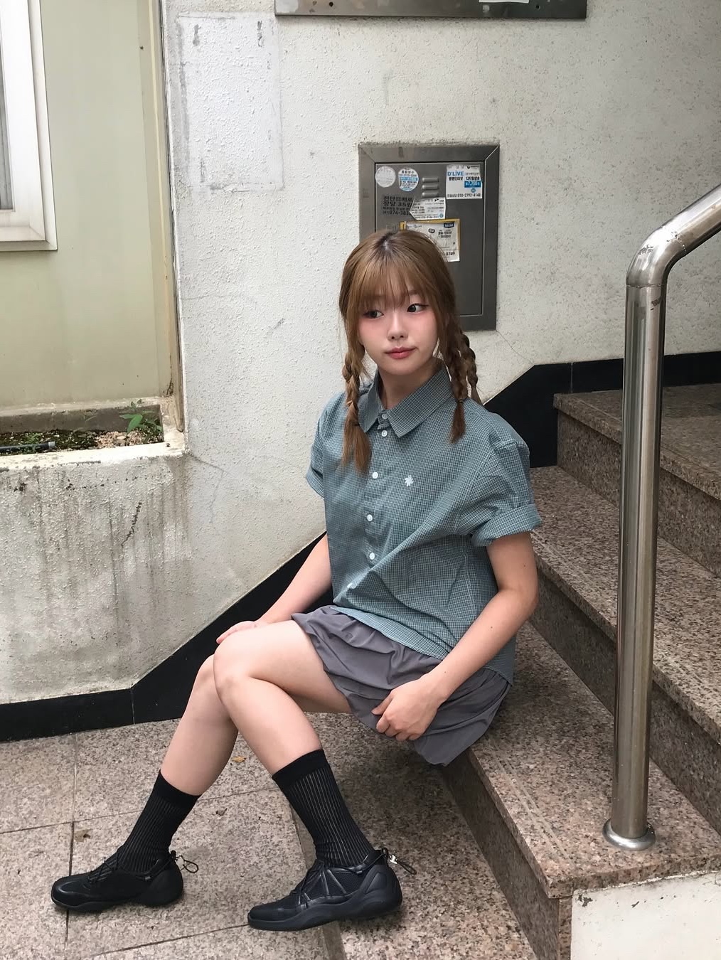 SLOW RECORD HOUSE Logo Check Short Sleeve Shirt Blue 착용 스타일 - 2
