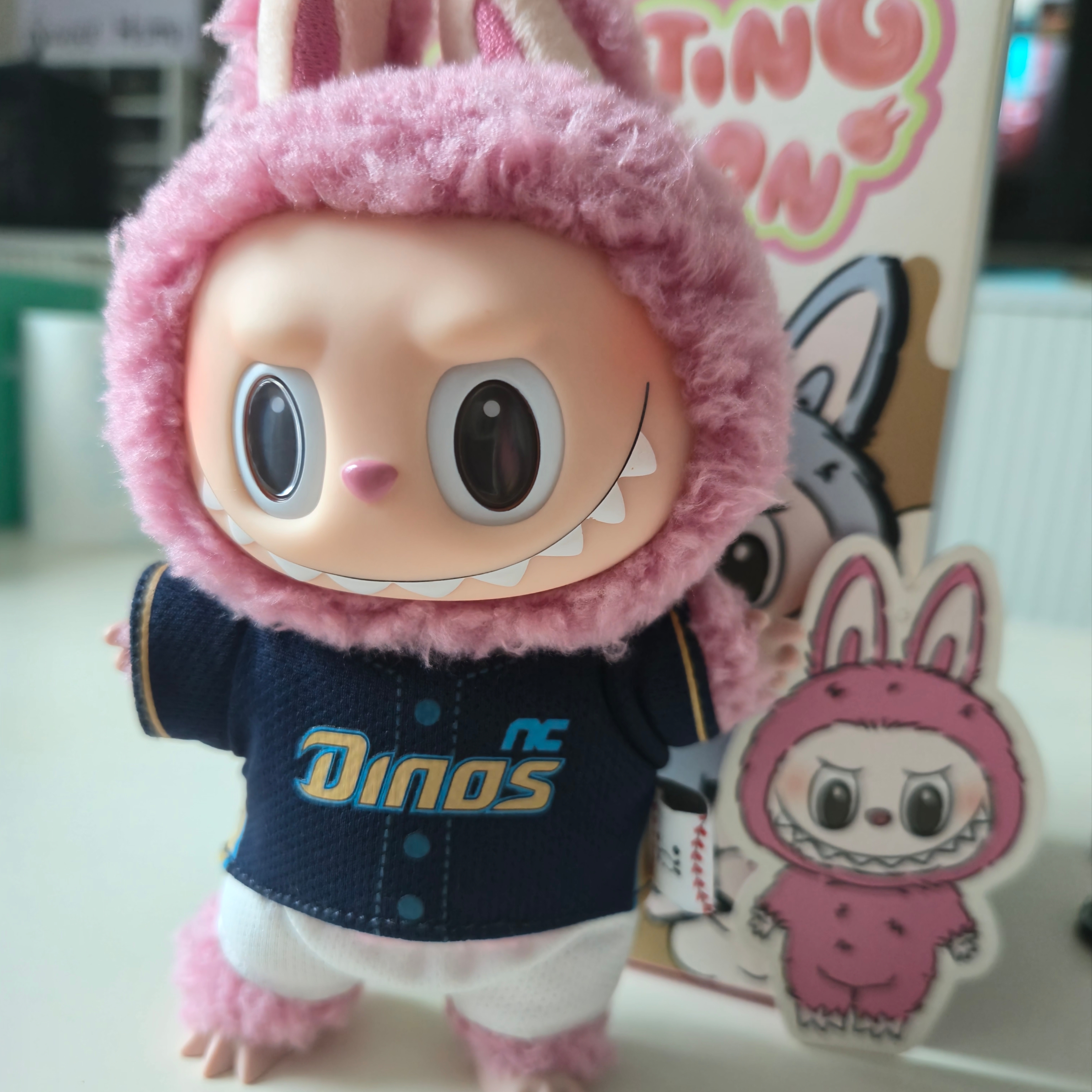 Pop Mart Labubu The Monsters Labubu Tasty Macarons Series Lyche Berry Keyring 착용 스타일