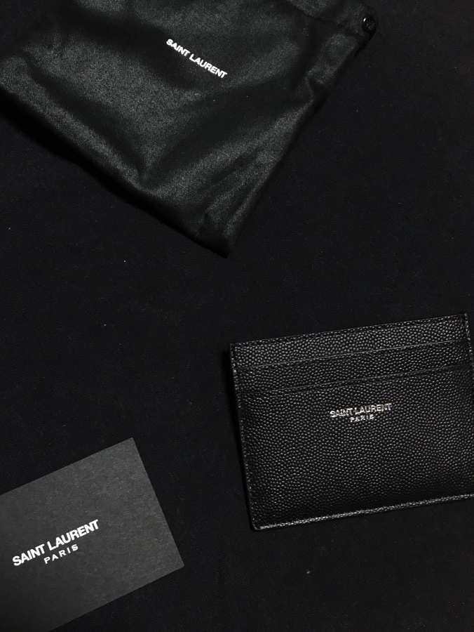 Saint Laurent Paris Credit Card Case in Grain de Poudre Embossed Leather Black 착용 스타일