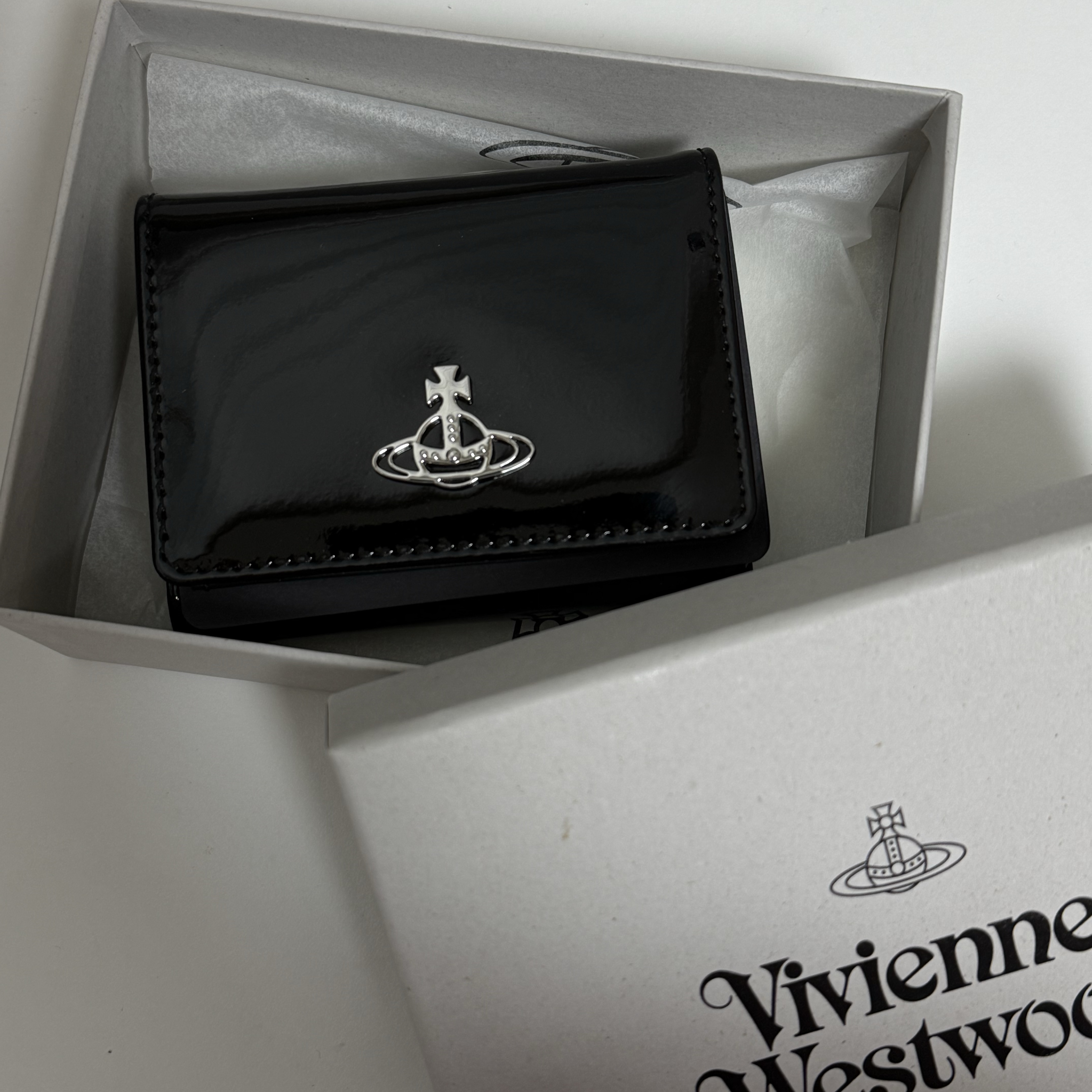 Vivienne Westwood Shiny Patent Small Frame Wallet Black 착용 스타일 - 1