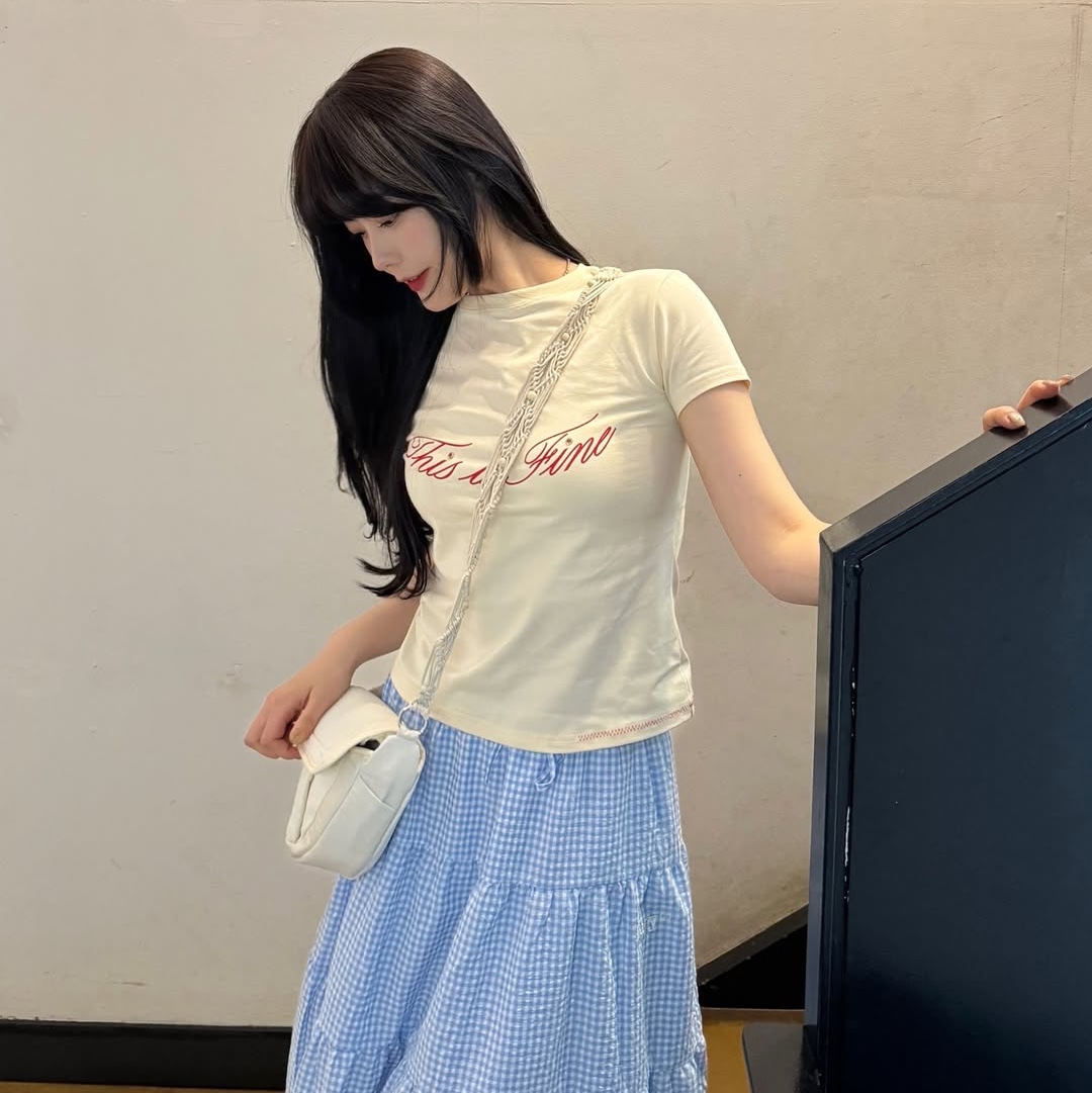 THIS IS FINE Cropped Signature Tee Yellow 착용 스타일 - 6