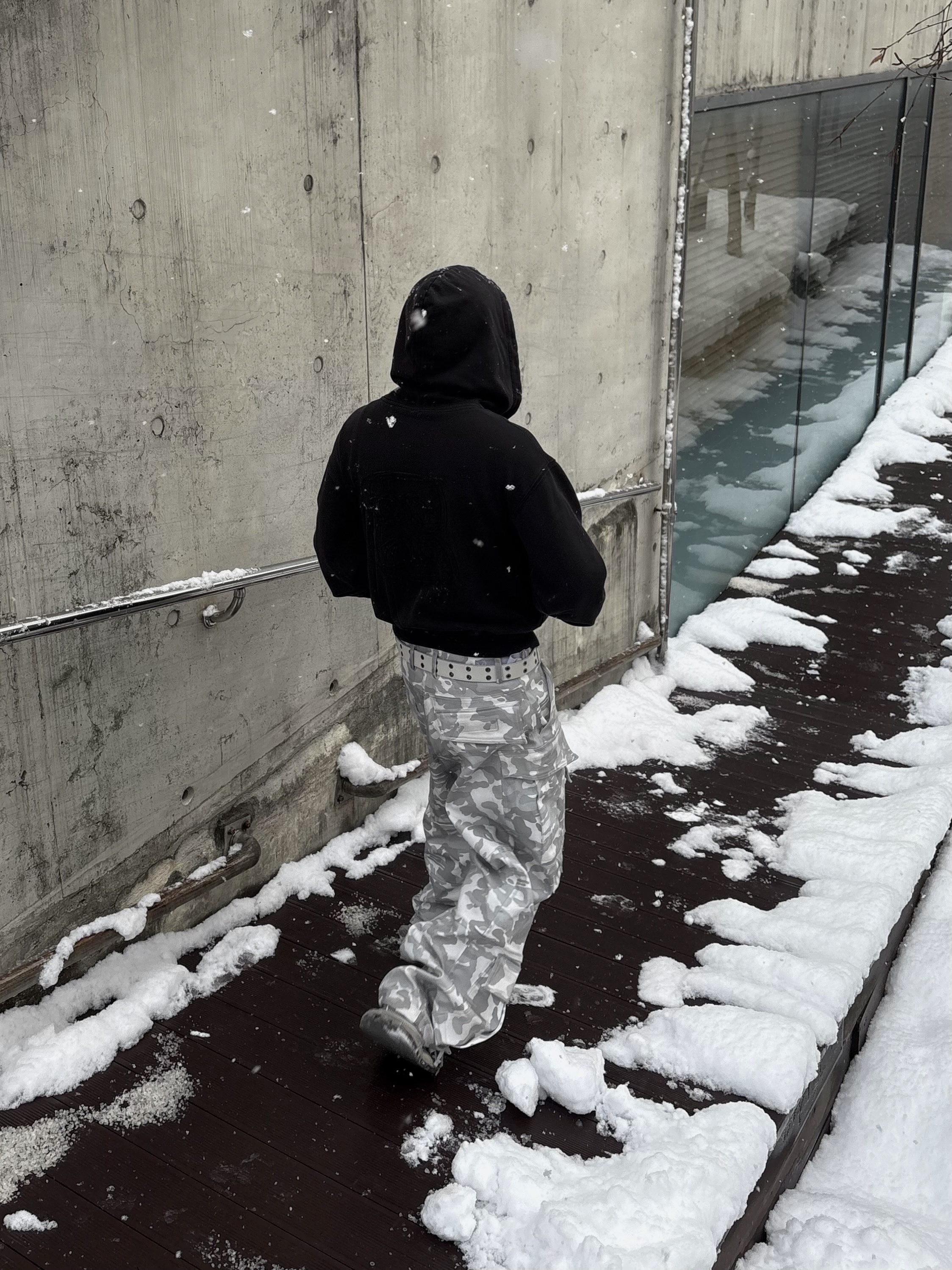 Farfromwhat Far Camo Cargo Pants White 착용 스타일 - 4