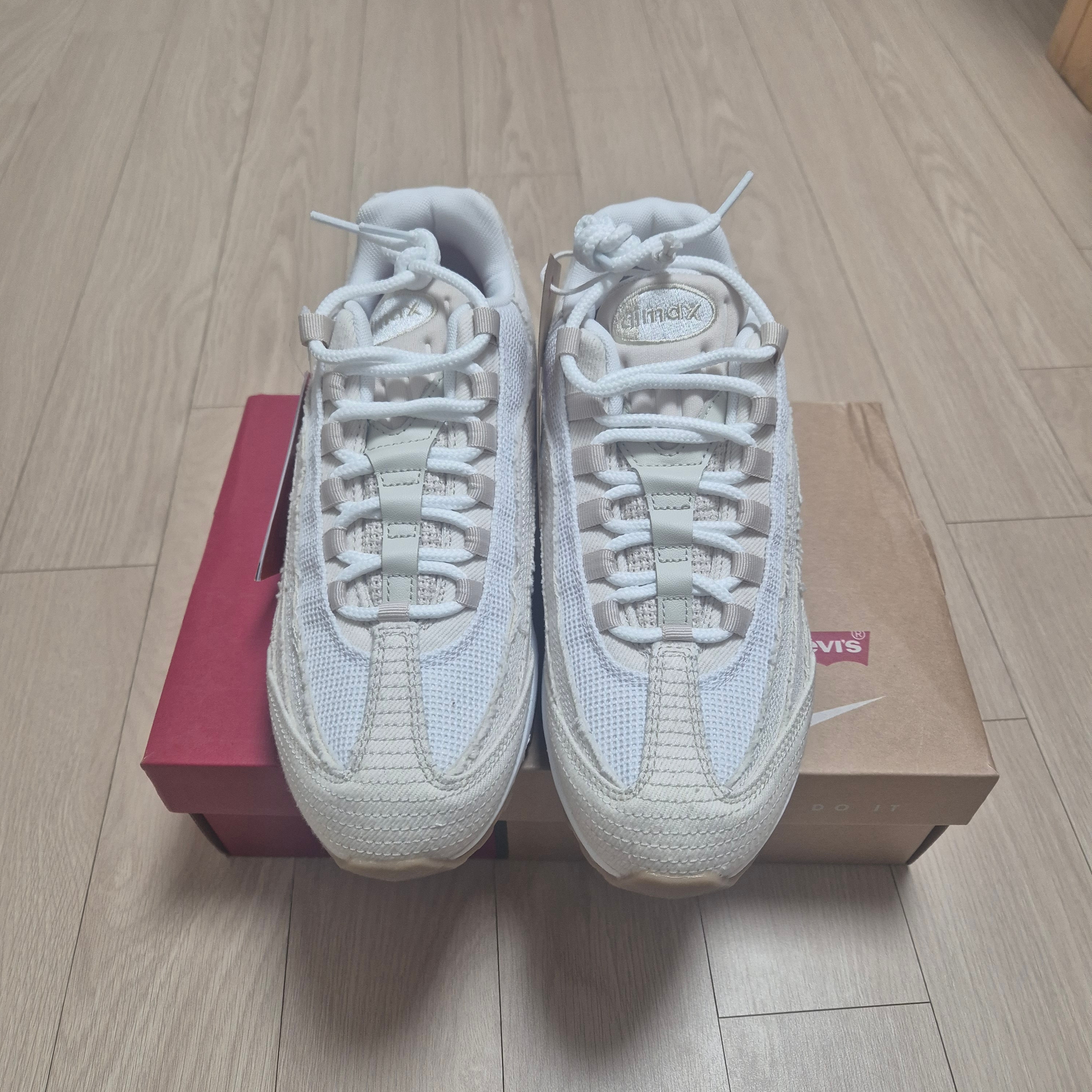 Nike x Levi's Air Max 95 White and Ecru 착용 스타일 - 1