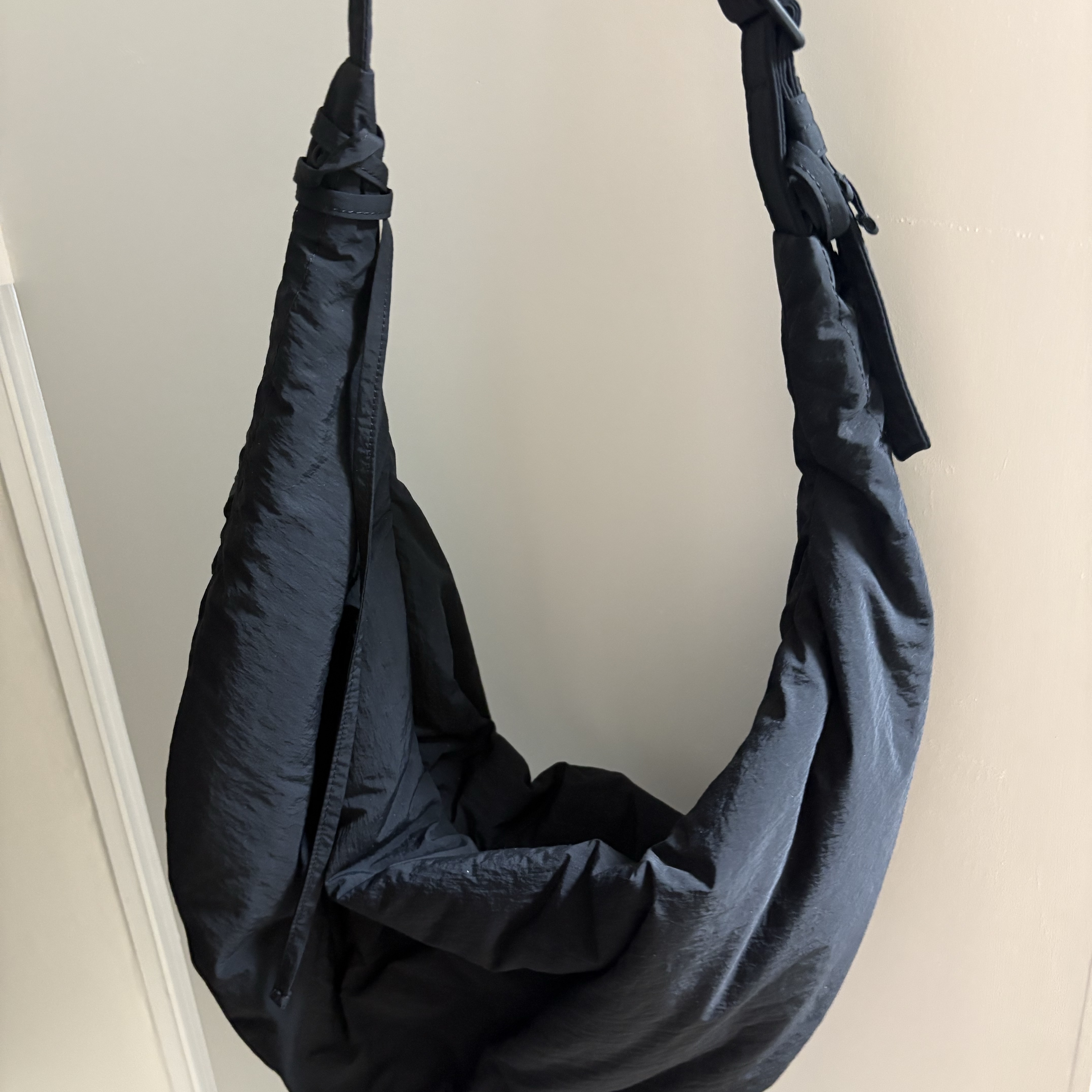 COS Canopy Nylon Mini Crossbody Bag Black 착용 스타일