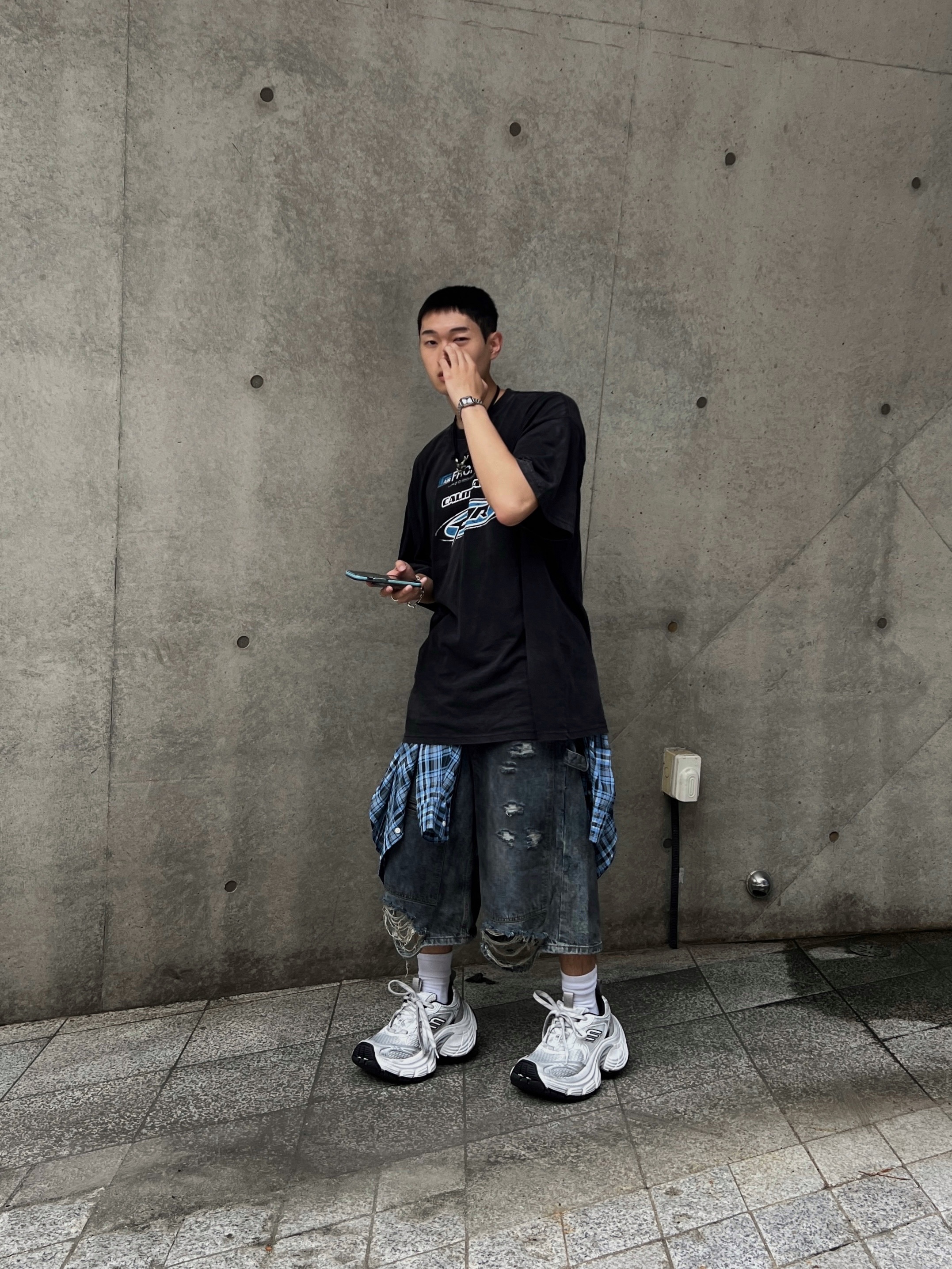[더블적립]Farfromwhat Far Washed Logo T-Shirts Black 착용 스타일 - 1