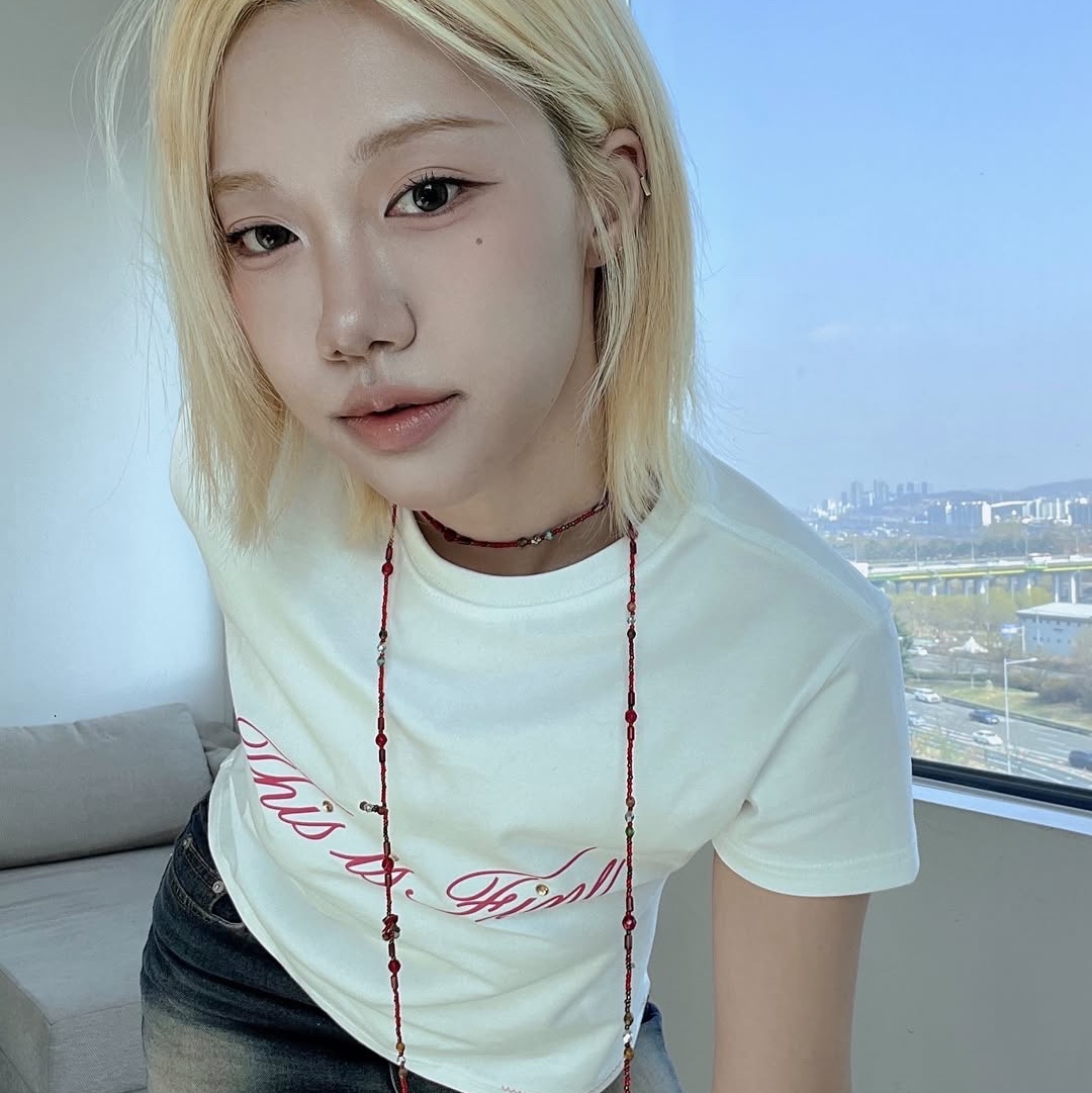 THIS IS FINE Cropped Signature Tee White 착용 스타일 - 3