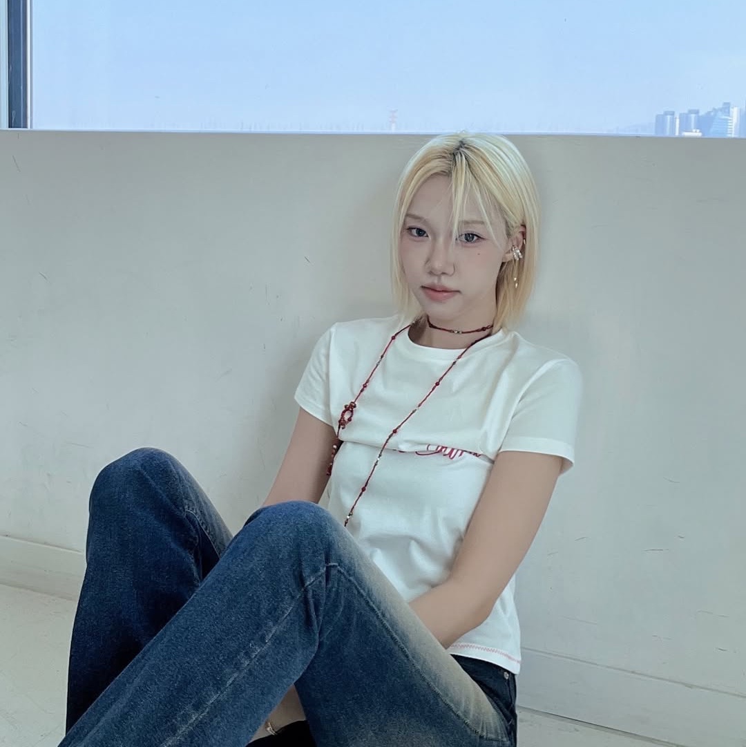 THIS IS FINE Cropped Signature Tee White 착용 스타일 - 5
