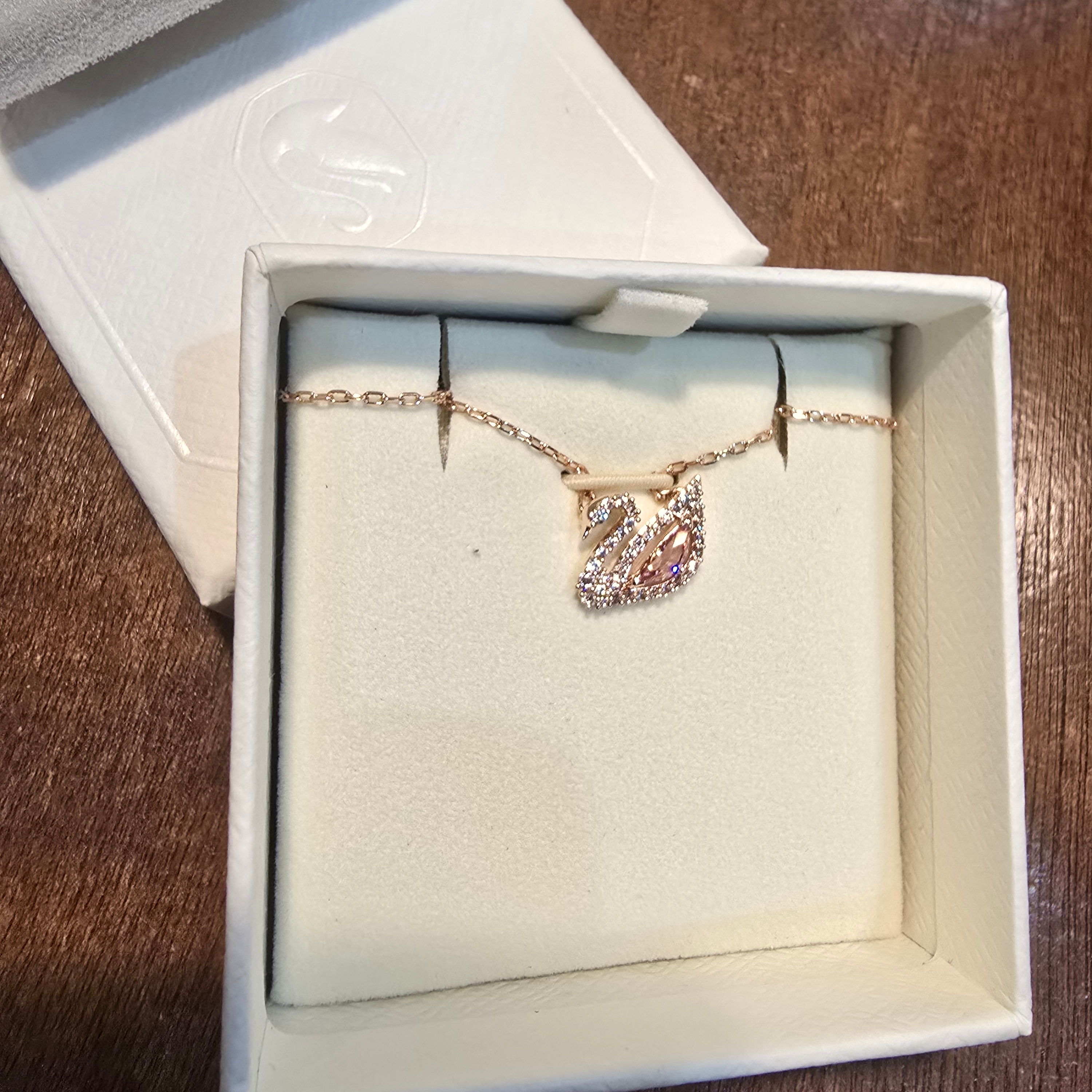 (W) Swarovski Dazzling Swan Necklace Pink Rose Gold Plated 착용 스타일 - 2
