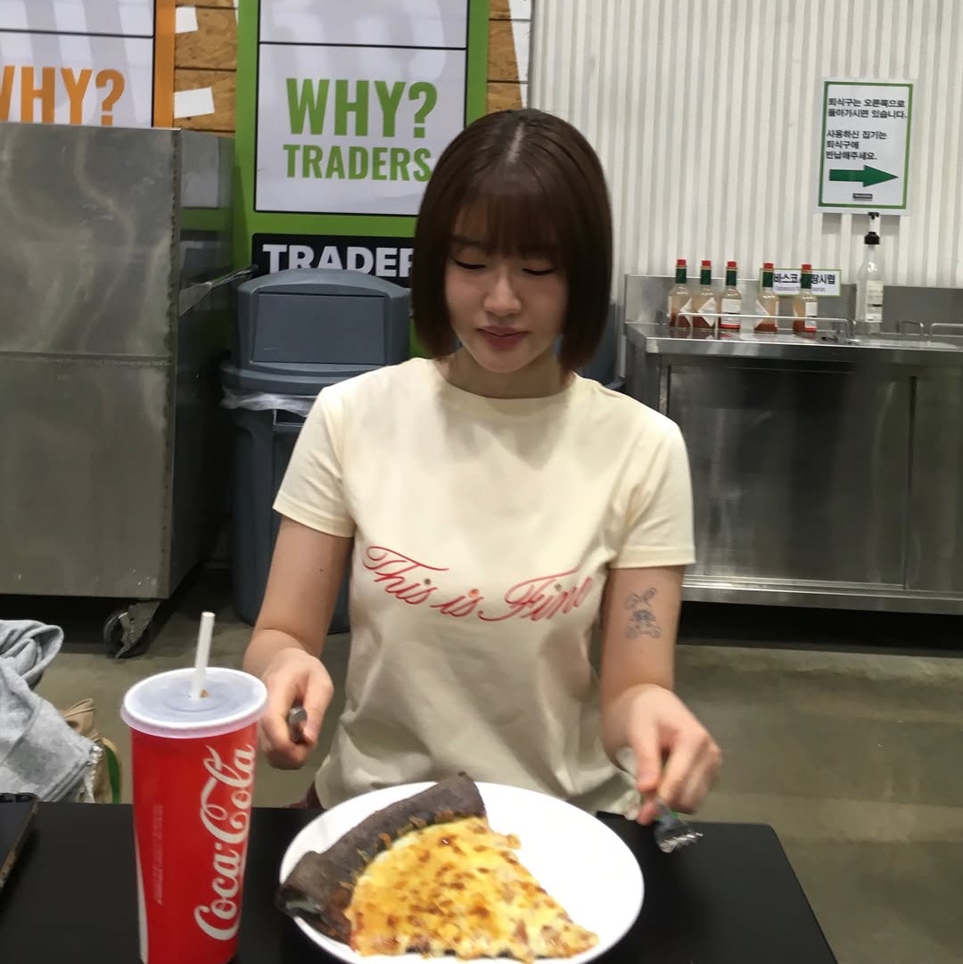 THIS IS FINE Cropped Signature Tee Yellow 착용 스타일 - 6