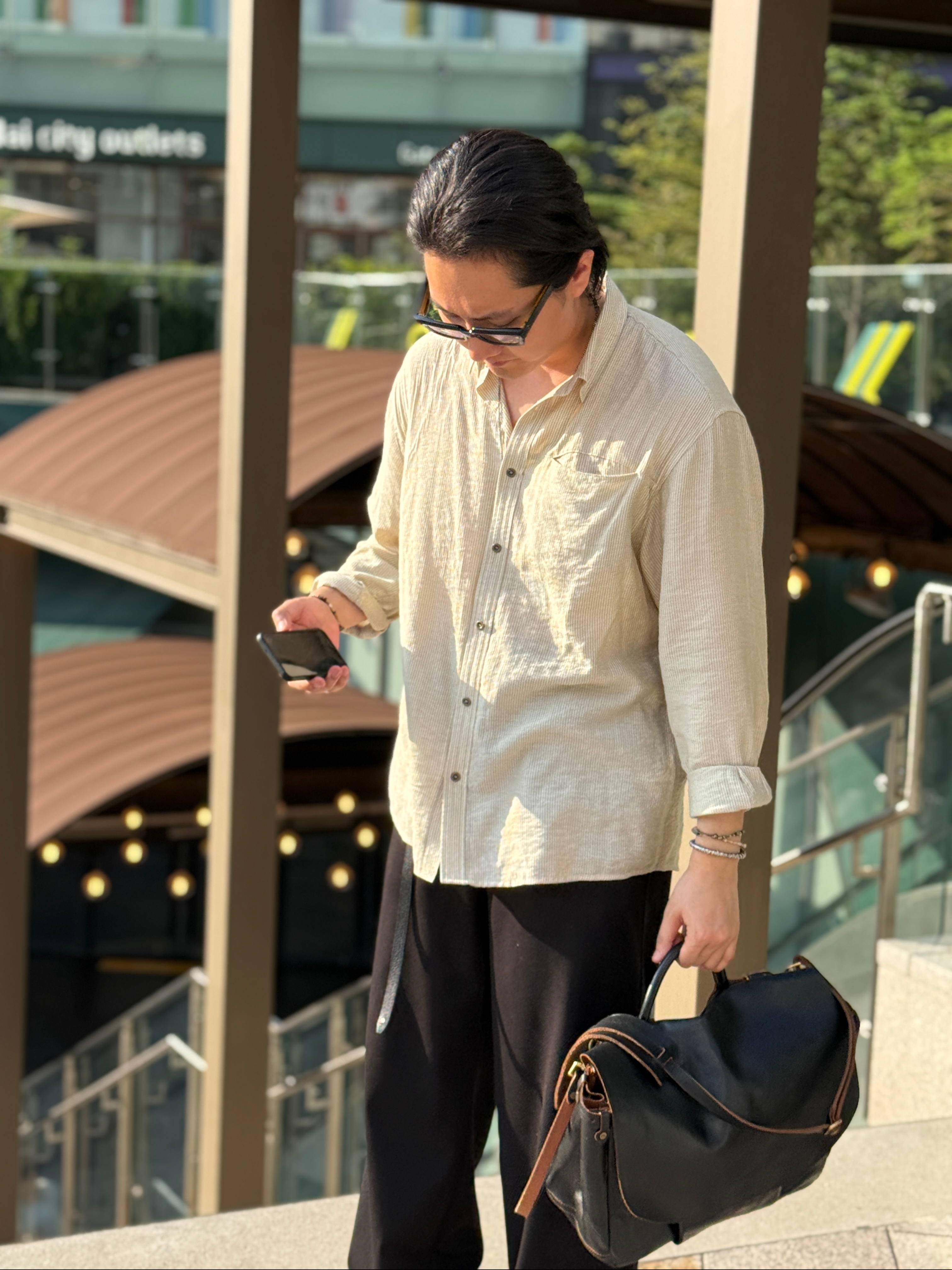 NA A NANA Stripe Silky Shirt Beige, NA A NANA Curved Fly Slacks Black 착용 스타일 - 1