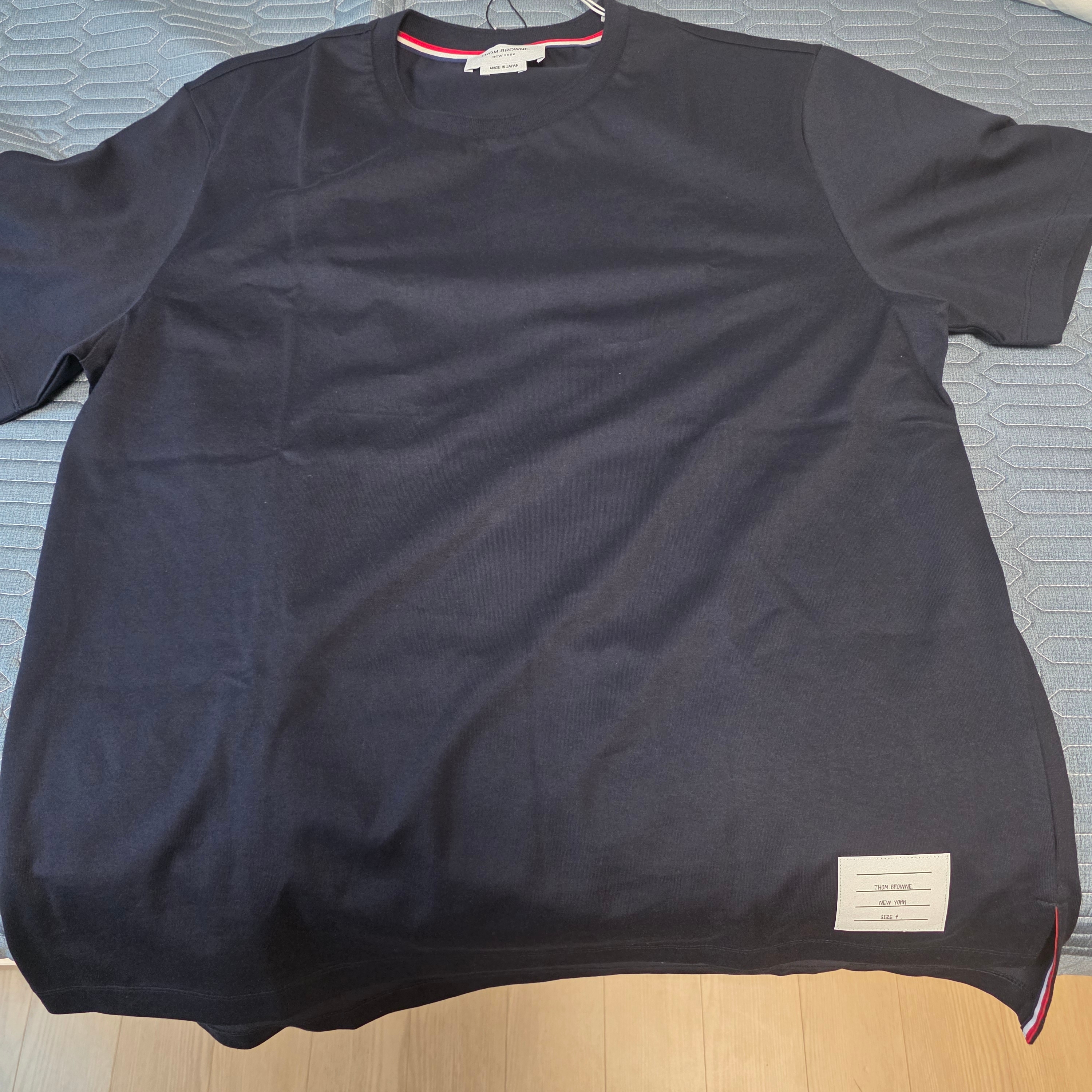 Thom Browne Medium Weight Jersey Side Slit Relaxed Fit T-Shirt Navy 착용 스타일