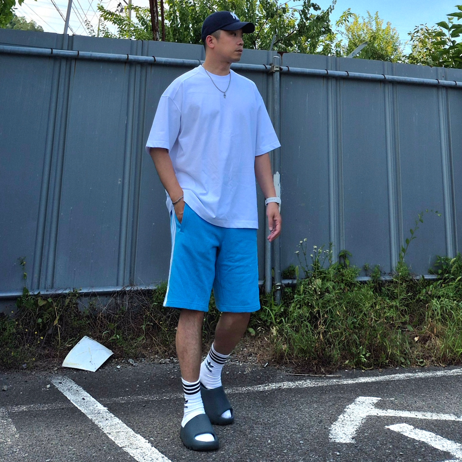 Adidas Yeezy Slide Slate Marine, Adidas Solid Crew Socks White (3 Pack) 착용 스타일 - 1