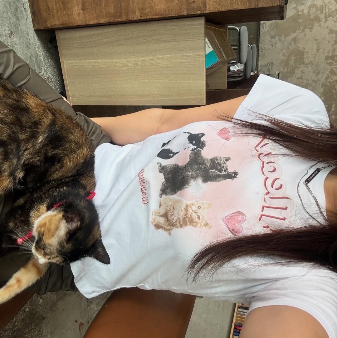 Dominant Ribbon Crop Tee White, Dominant Cat World2 Crop Tee White 착용 스타일 - 5