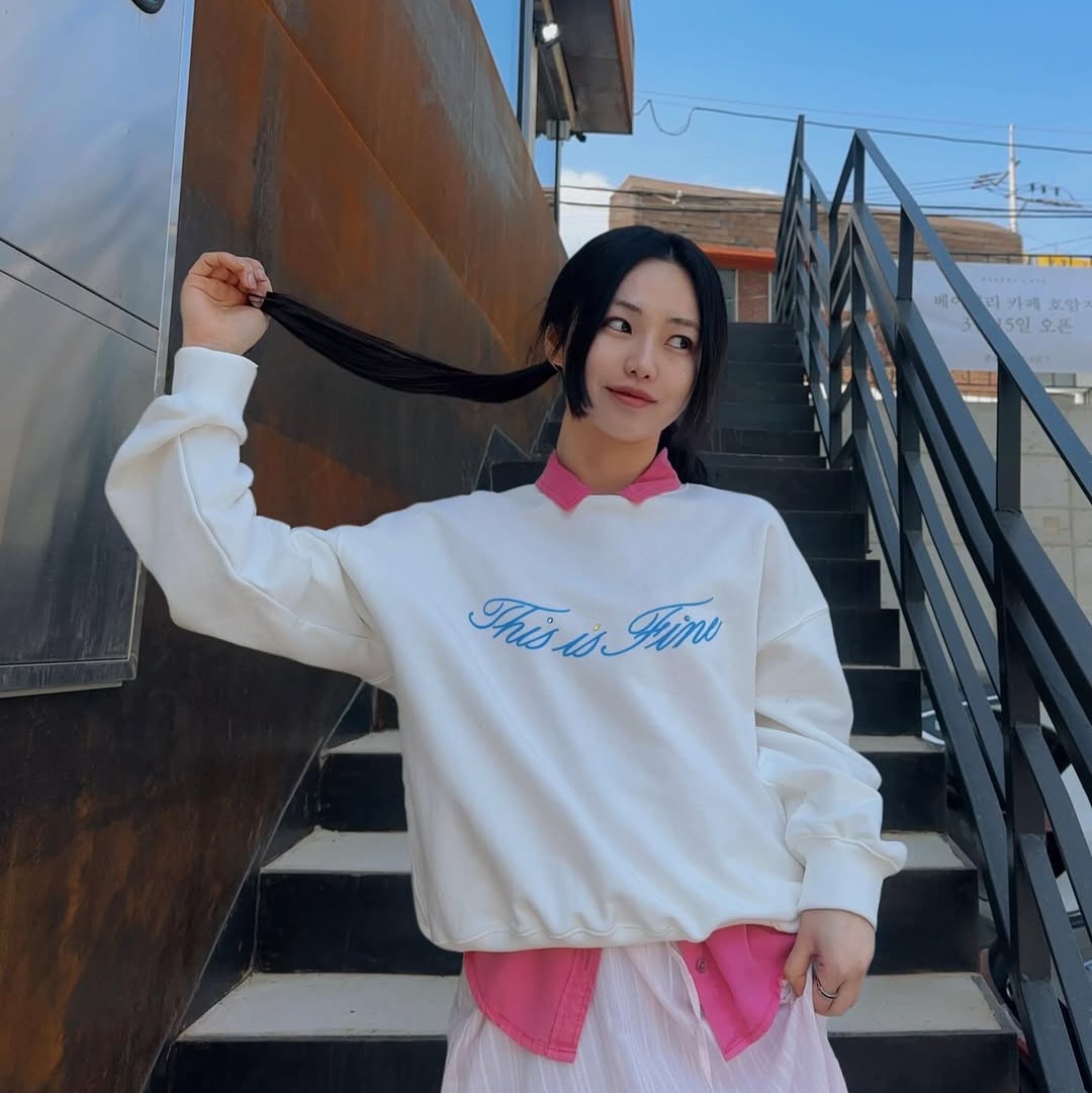 THIS IS FINE Standard Signature Sweatshirt White 착용 스타일 - 2