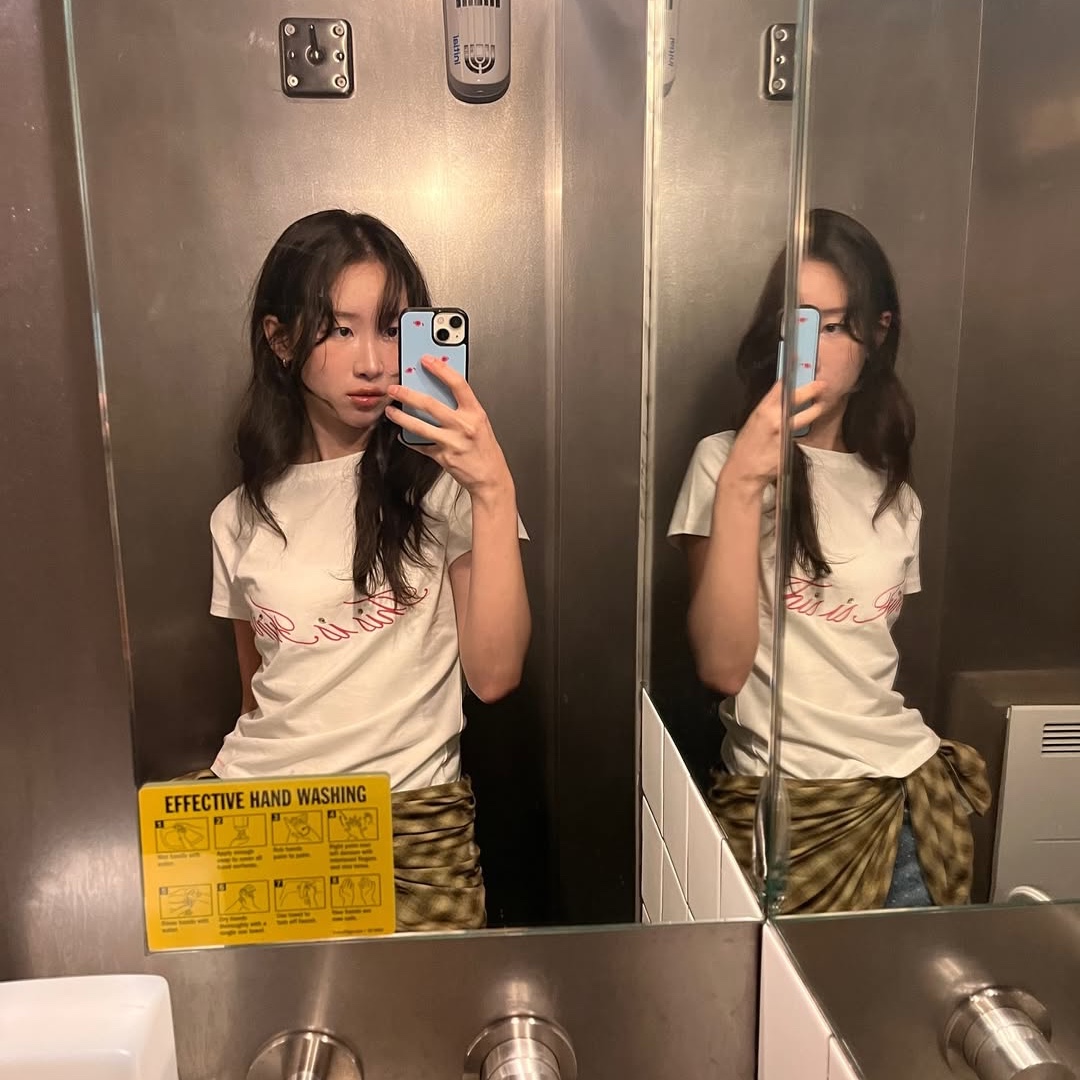 THIS IS FINE Cropped Signature Tee White 착용 스타일 - 8