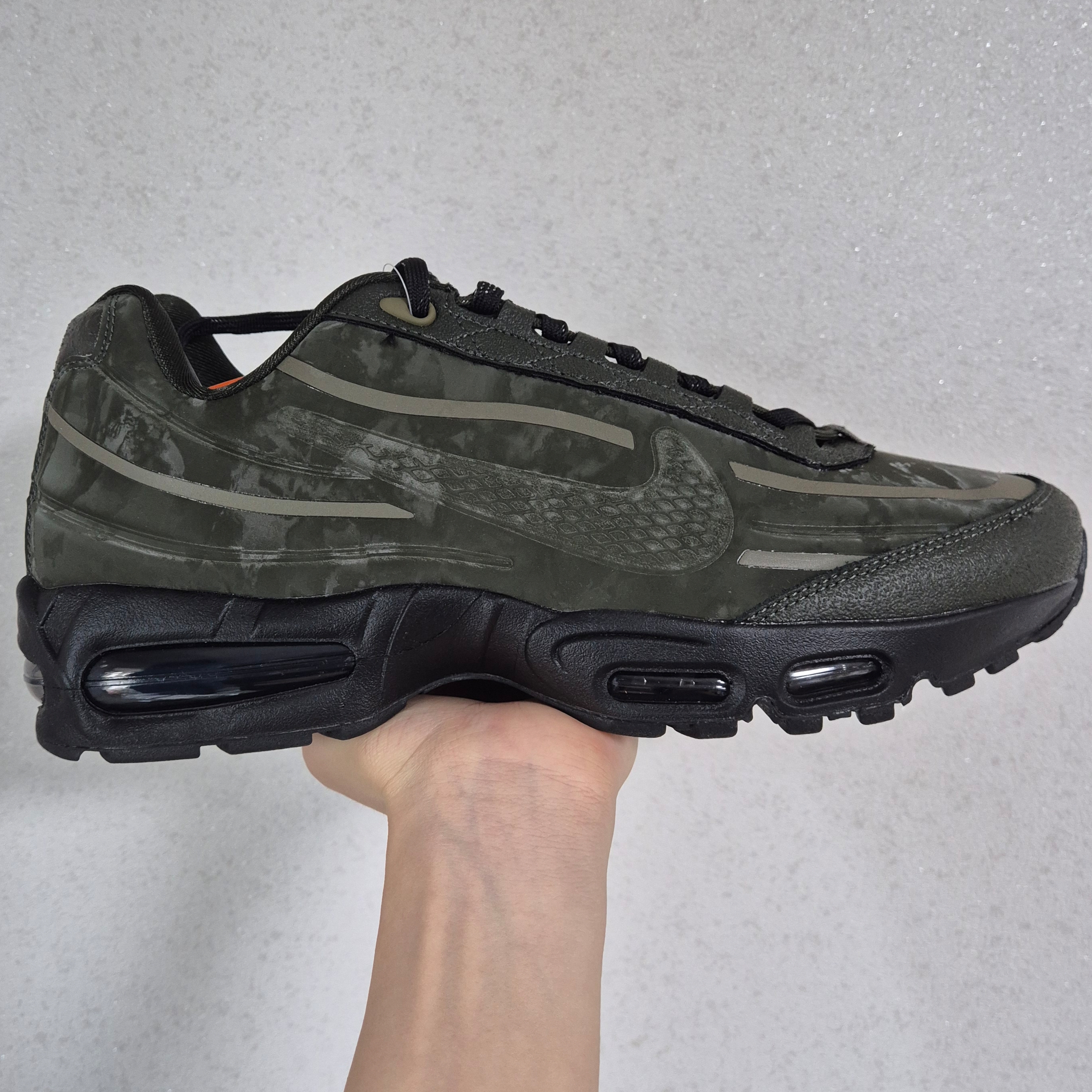 Nike x Worksout Air Max 95 Medium Olive and Sequoia 착용 스타일 - 2