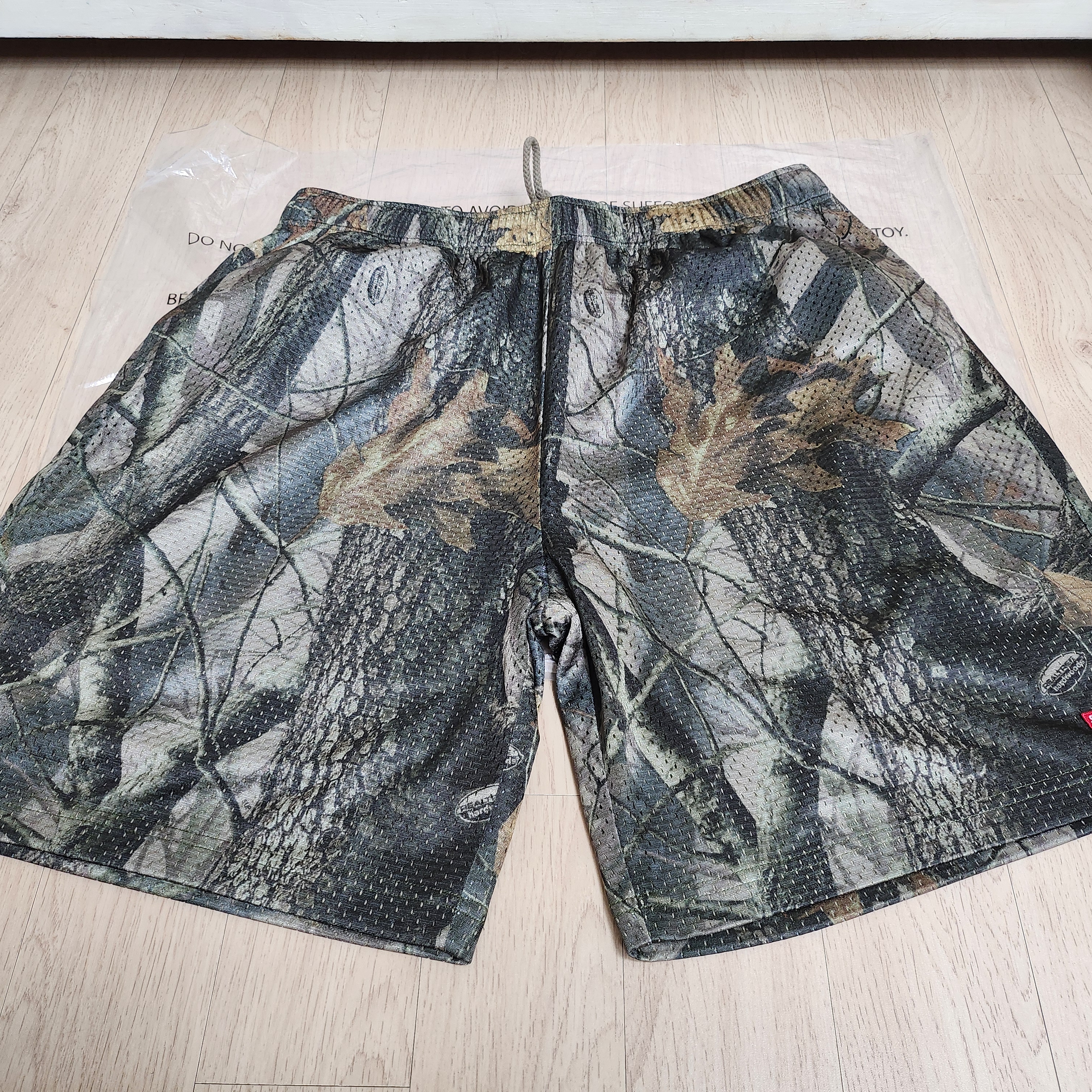 Supreme Small Box Baggy Mesh Shorts Realtree Hardwoods Camo - 25SS 착용 스타일 - 1