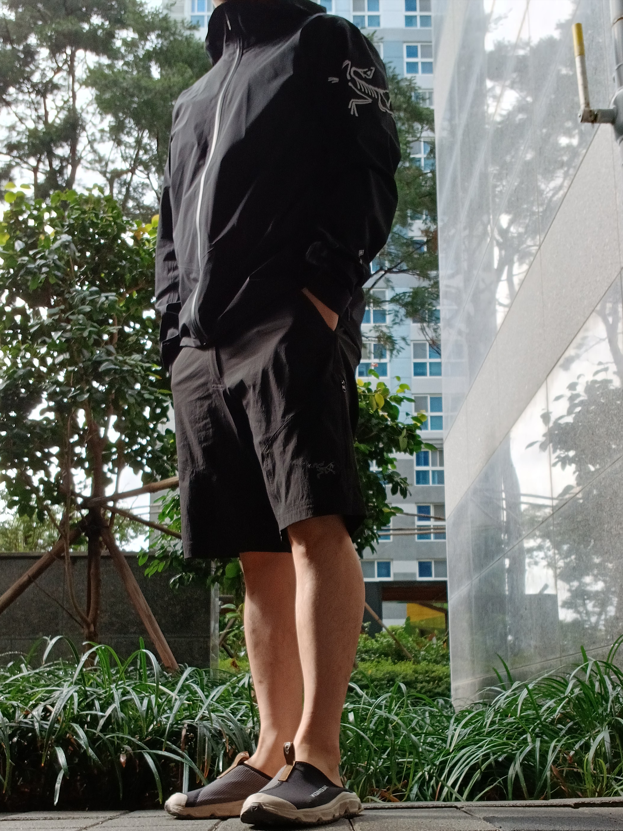 Arc'teryx Norvan Jacket Black, Arc'teryx Cronin Shorts 11 Inch Black 착용 스타일 - 1