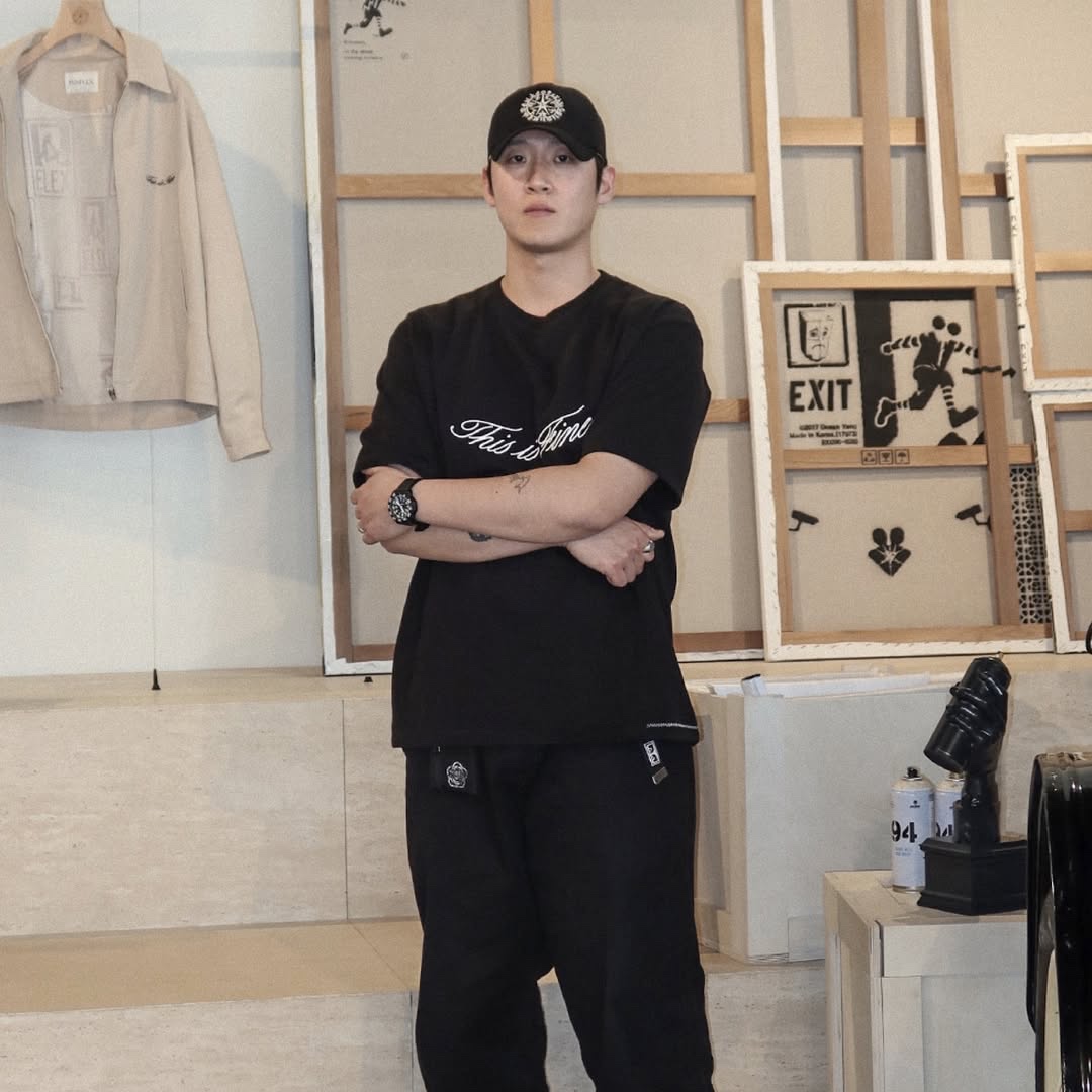 THIS IS FINE Boxy Signature Tee Artwork by DOEZNY Black 착용 스타일 - 1