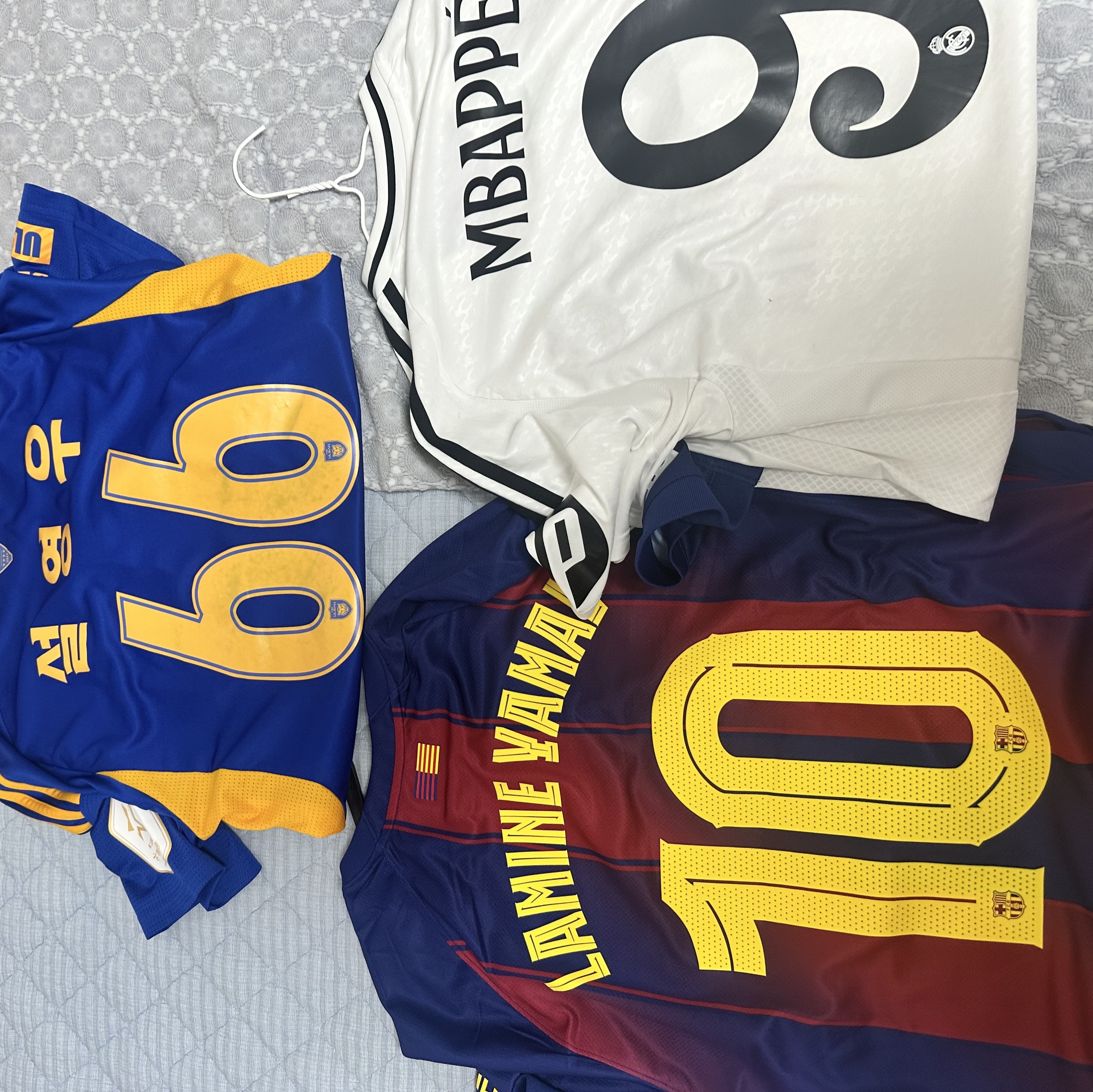 Adidas Real Madrid 2024/25 Home Jersey White - KR Sizing (Non Marking Ver.), Nike FC Barcelona 2025/26 Stadium Home Dri-Fit Football Replica Jersey Deep Royal Blue Noble Red (Non Marking Ver.) 착용 스타일