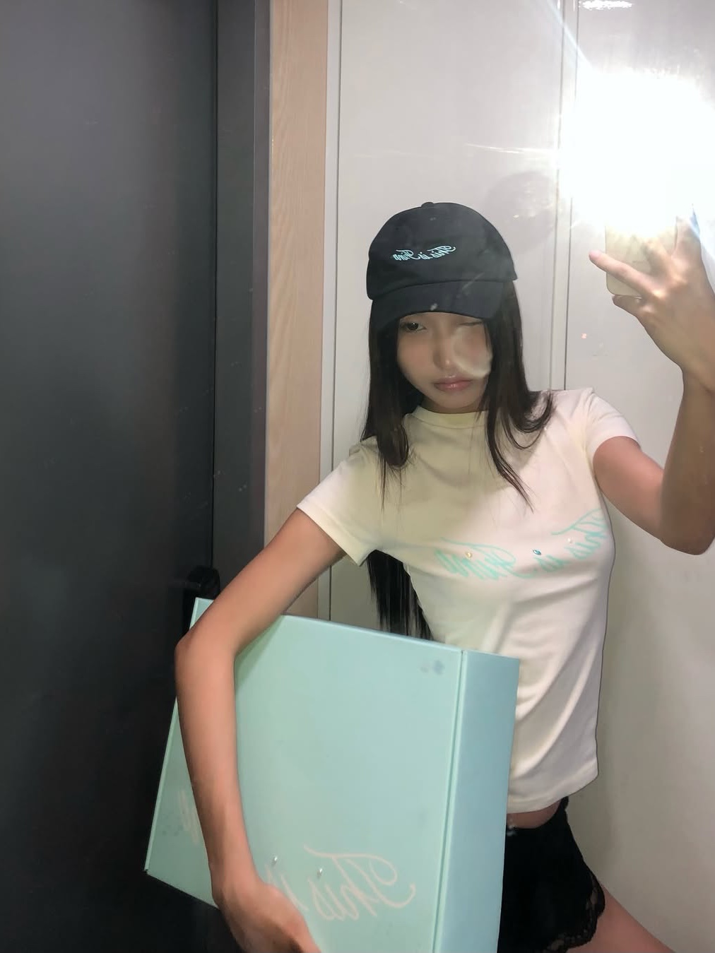 THIS IS FINE Signature Ball Cap Black, THIS IS FINE Cropped Signature Tee Cream 착용 스타일 - 1