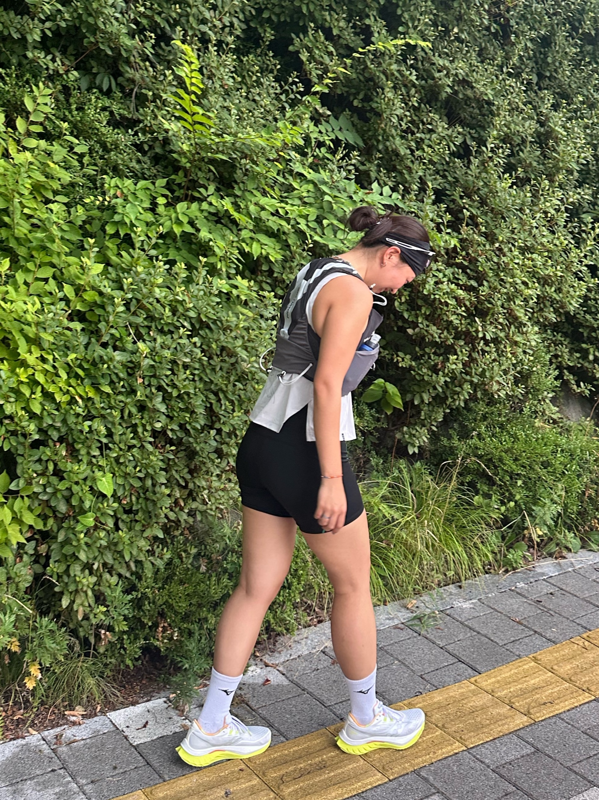 Salomon Active Belt 3D Bottle Black, Oakley Eye Jacket Redux Matte Black Frame Prizm Grey Lenses High Bridge Fit 착용 스타일 - 8