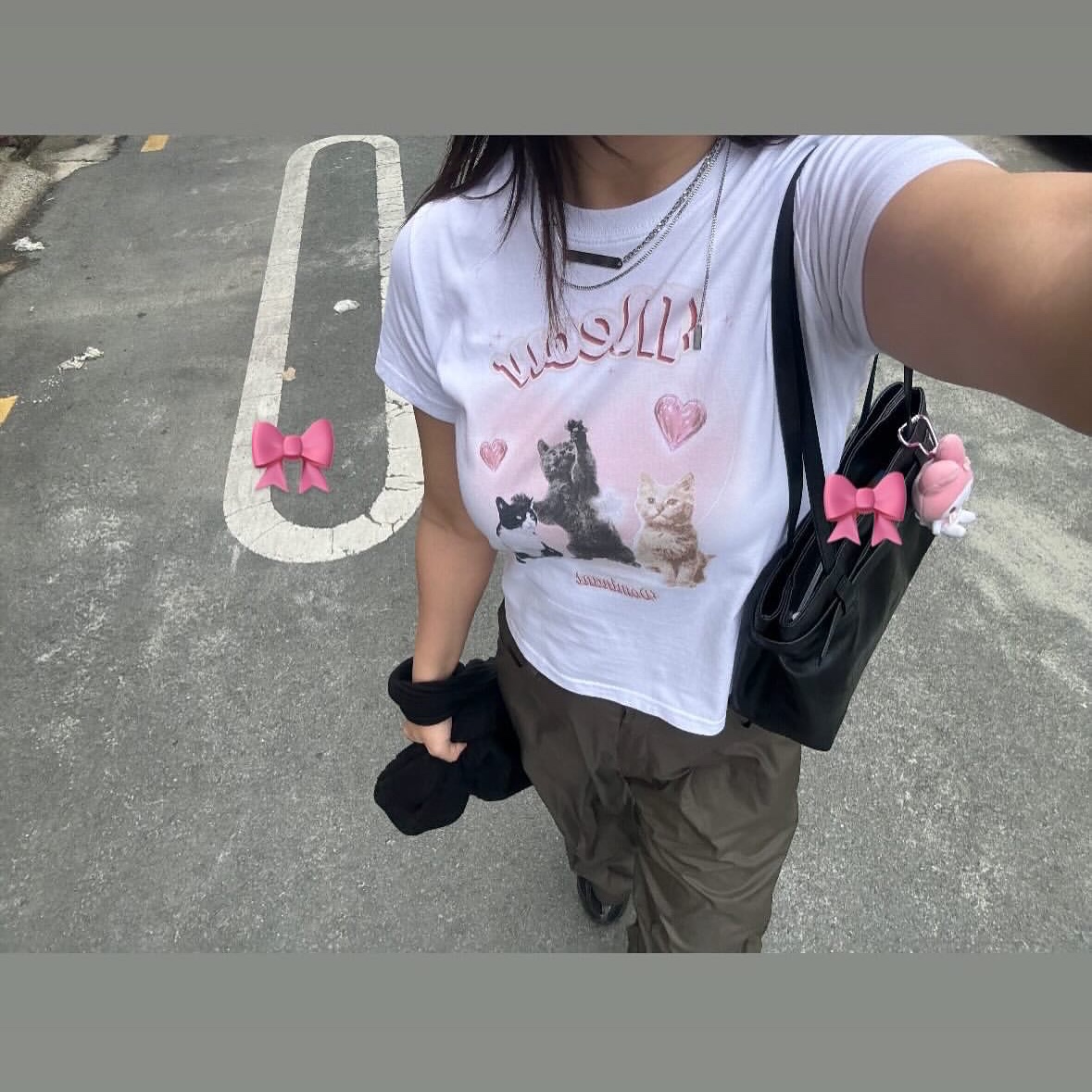 Dominant Ribbon Crop Tee White, Dominant Cat World2 Crop Tee White 착용 스타일 - 4