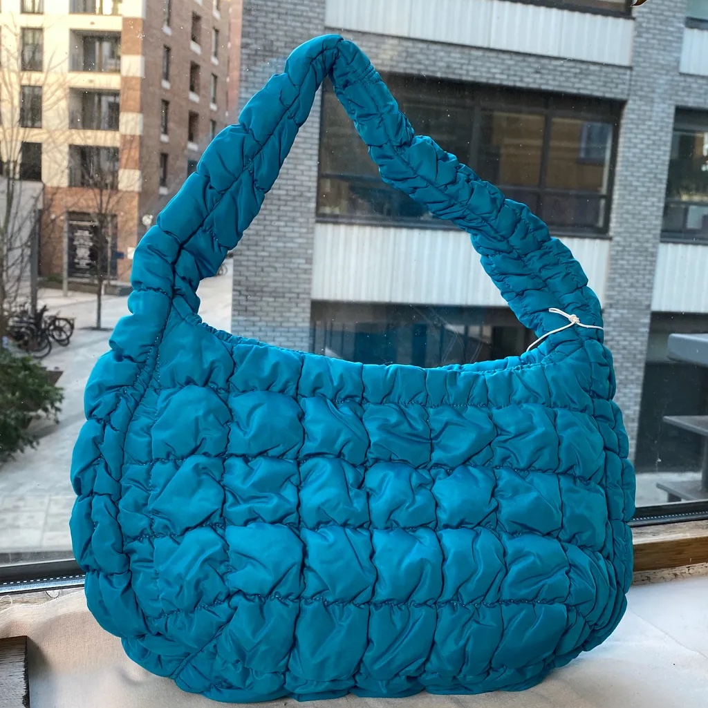 COS Quilted Mini Bag Bright Turquoise 착용 스타일 - 1