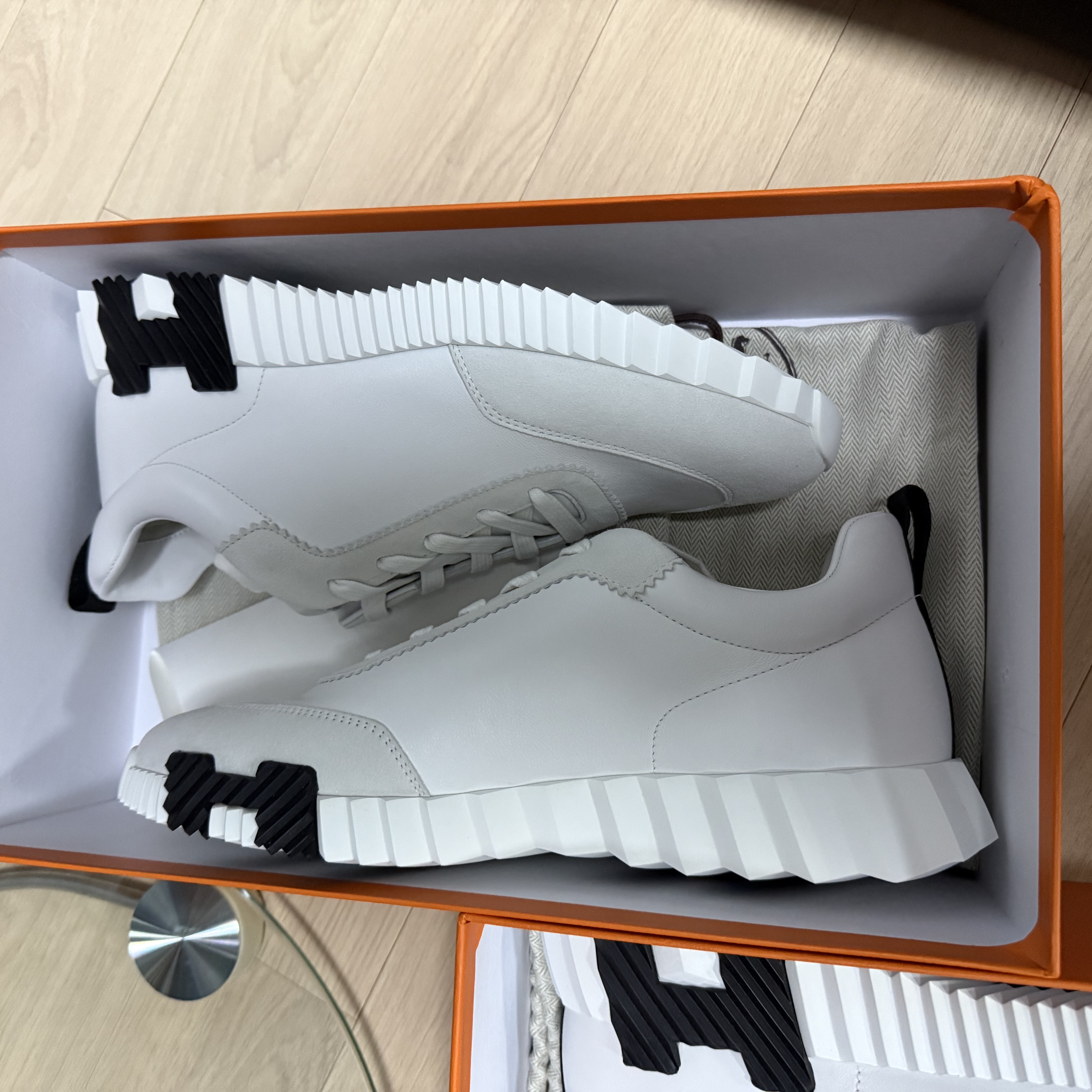 Hermes Bouncing Sneakers Calfskin Suede Goatskin & Blanc 착용 스타일