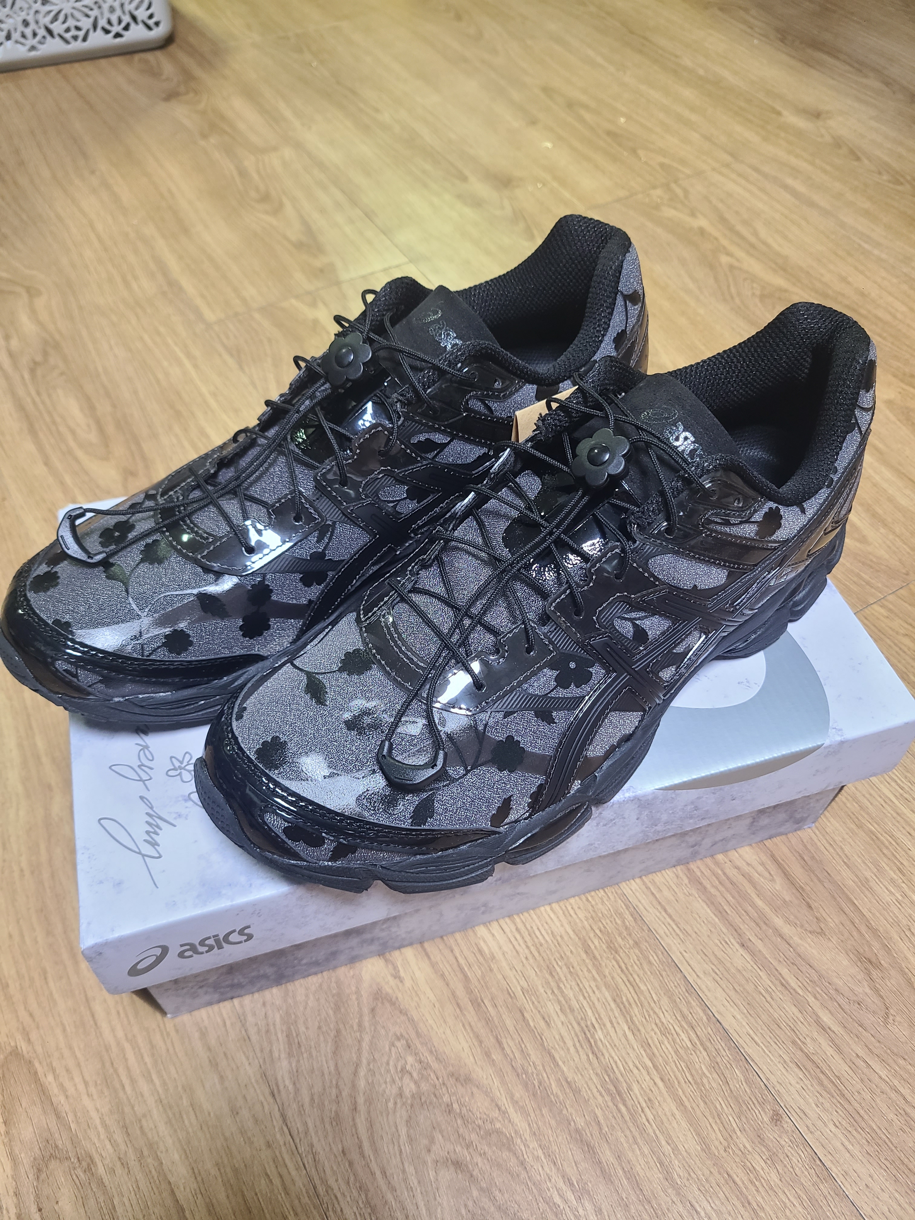 Asics x Cecilie Bahnsen Gel-Cumulus 16 Black 착용 스타일 - 4