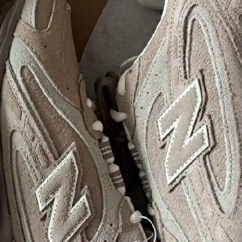 New Balance 204L Suede Mushroom Arid Stone 착용 스타일