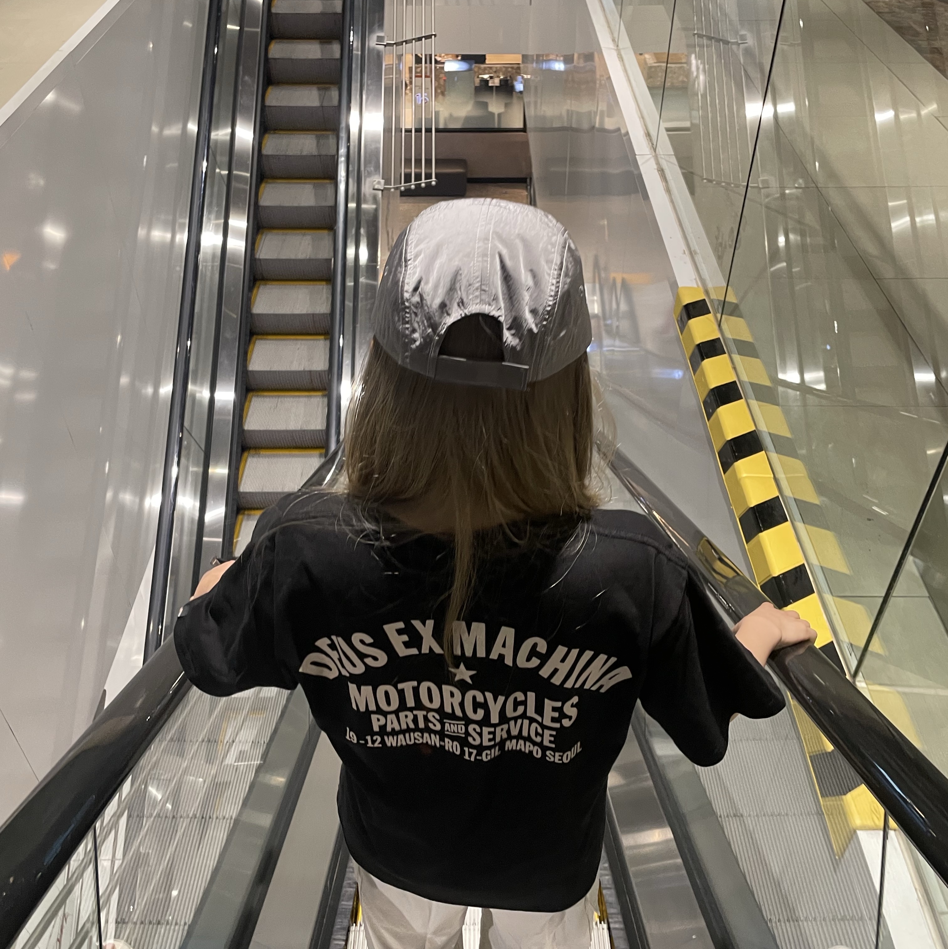 Deus Ex Machina Seoul Address T-Shirt Black 착용 스타일 - 2