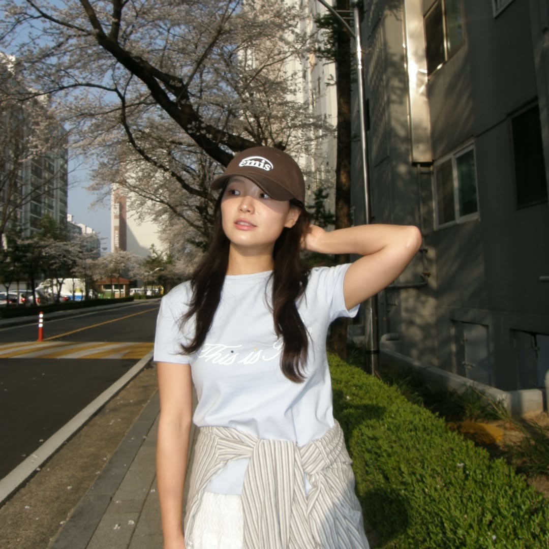 THIS IS FINE Cropped Signature Tee Sky 착용 스타일 - 5