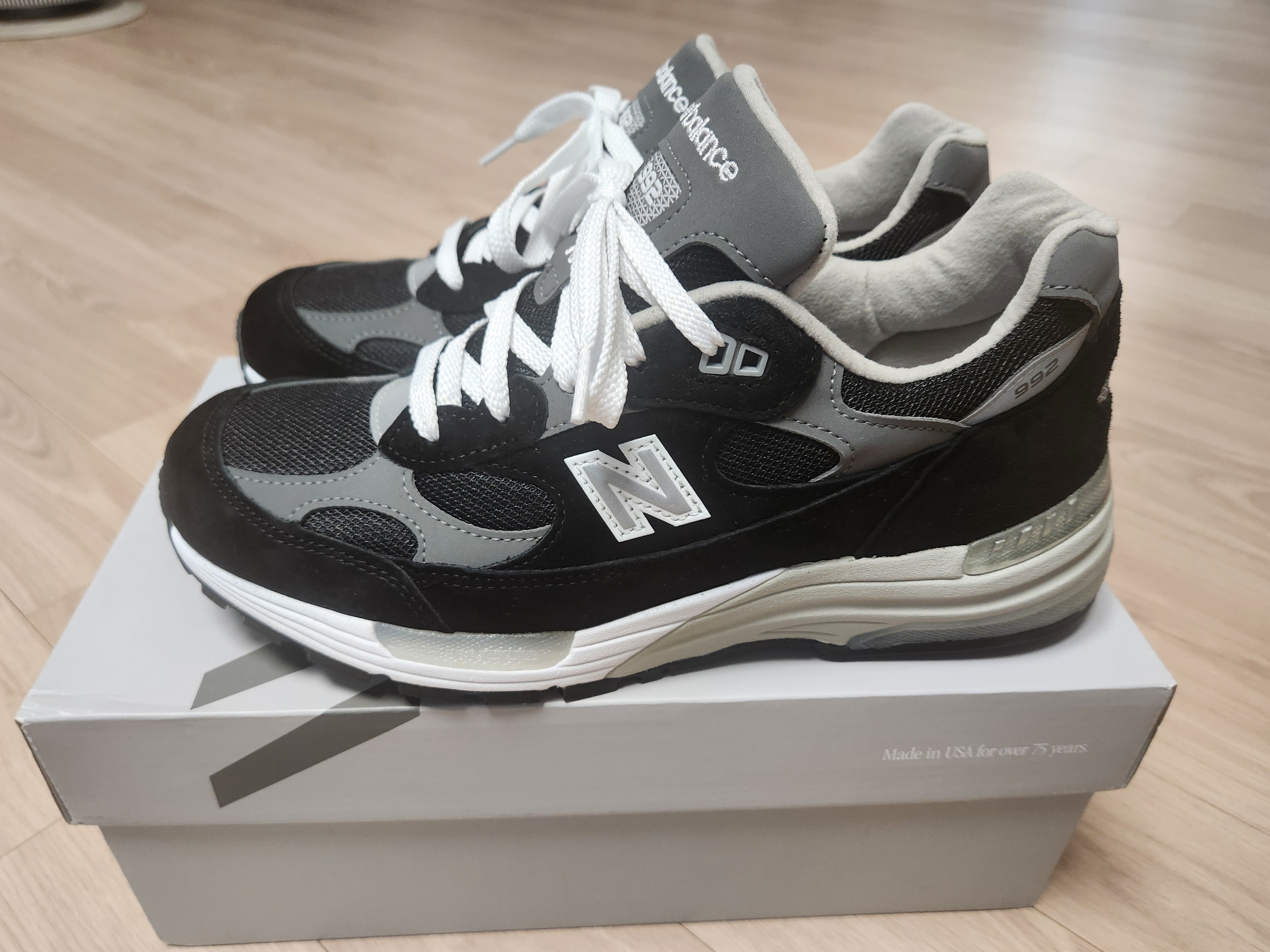 New Balance 992 Made in USA Core Black Grey 착용 스타일 - 1