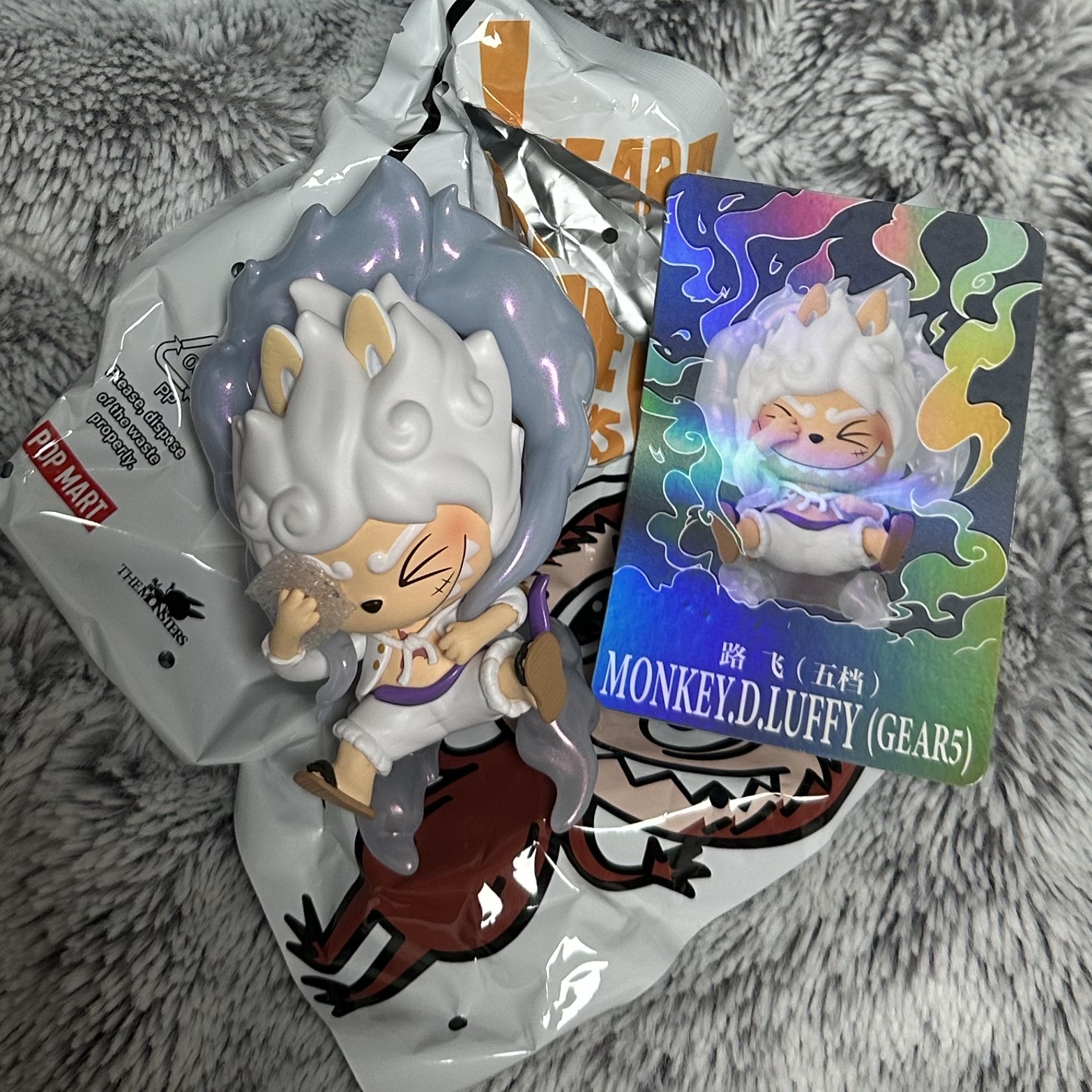 Pop Mart Labubu The Monsters x One Piece Series Figures Monkey.D.Luffy (Gear 5) (Opened Case) 착용 스타일
