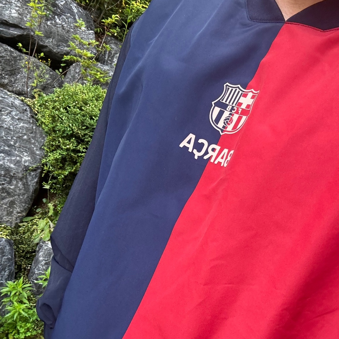 FC Barcelona Classic Line Retro Woven Sweatshirt Navy Red 착용 스타일