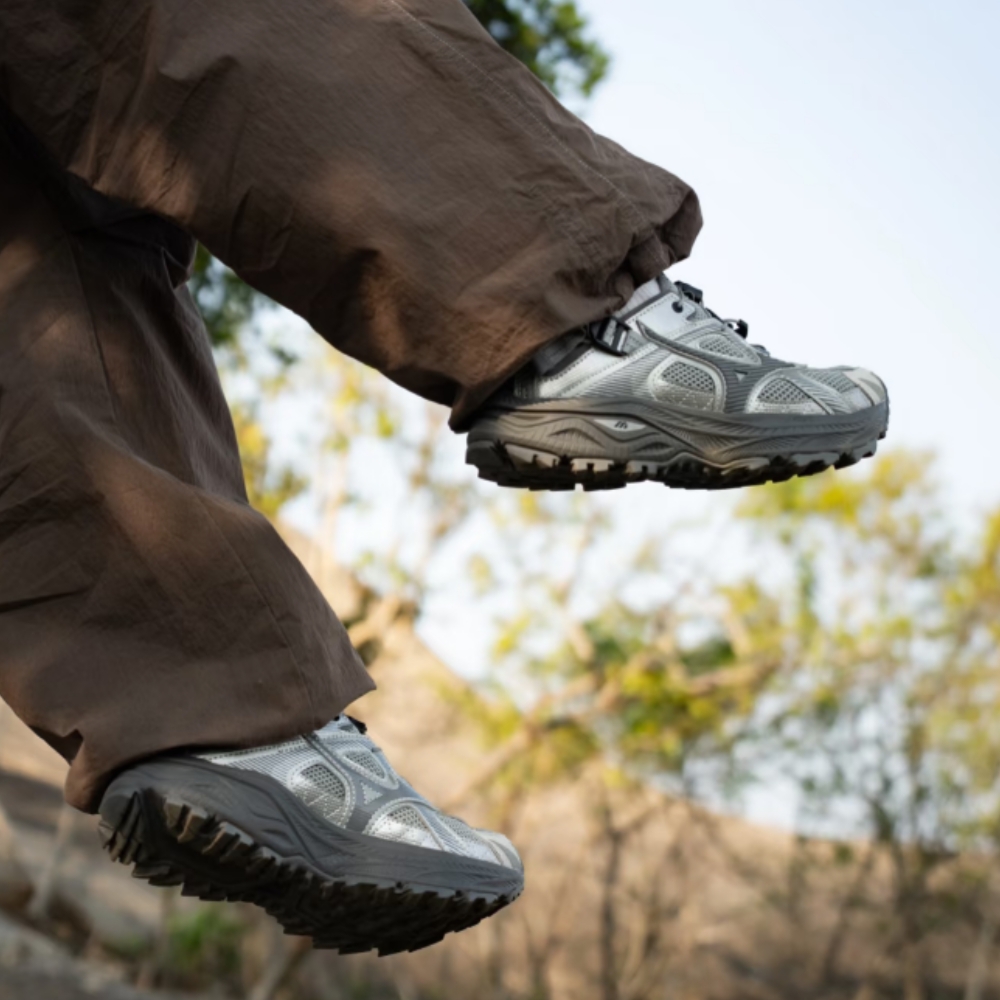 Mizuno Racer Trail SE Silver Grey, Oakley Eye Jacket Redux Matte Black Frame Prizm Grey Lenses High Bridge Fit 착용 스타일 - 3