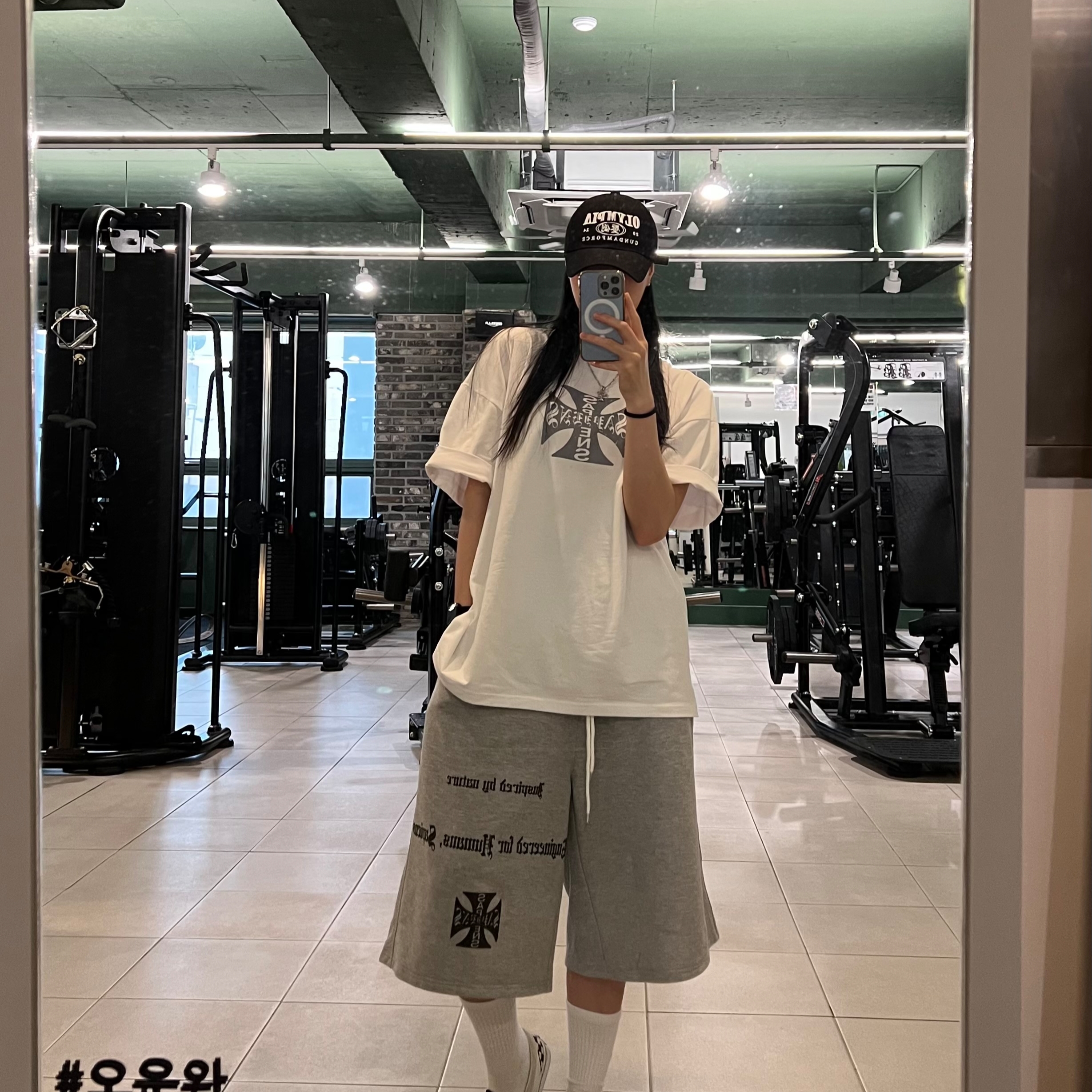 [KREAM 단독] Sapiens Neo Sapiens Over Fit Short Sleeves White, [KREAM 단독] Sapiens Engineered Over Fit Shorts Gray 착용 스타일 - 1