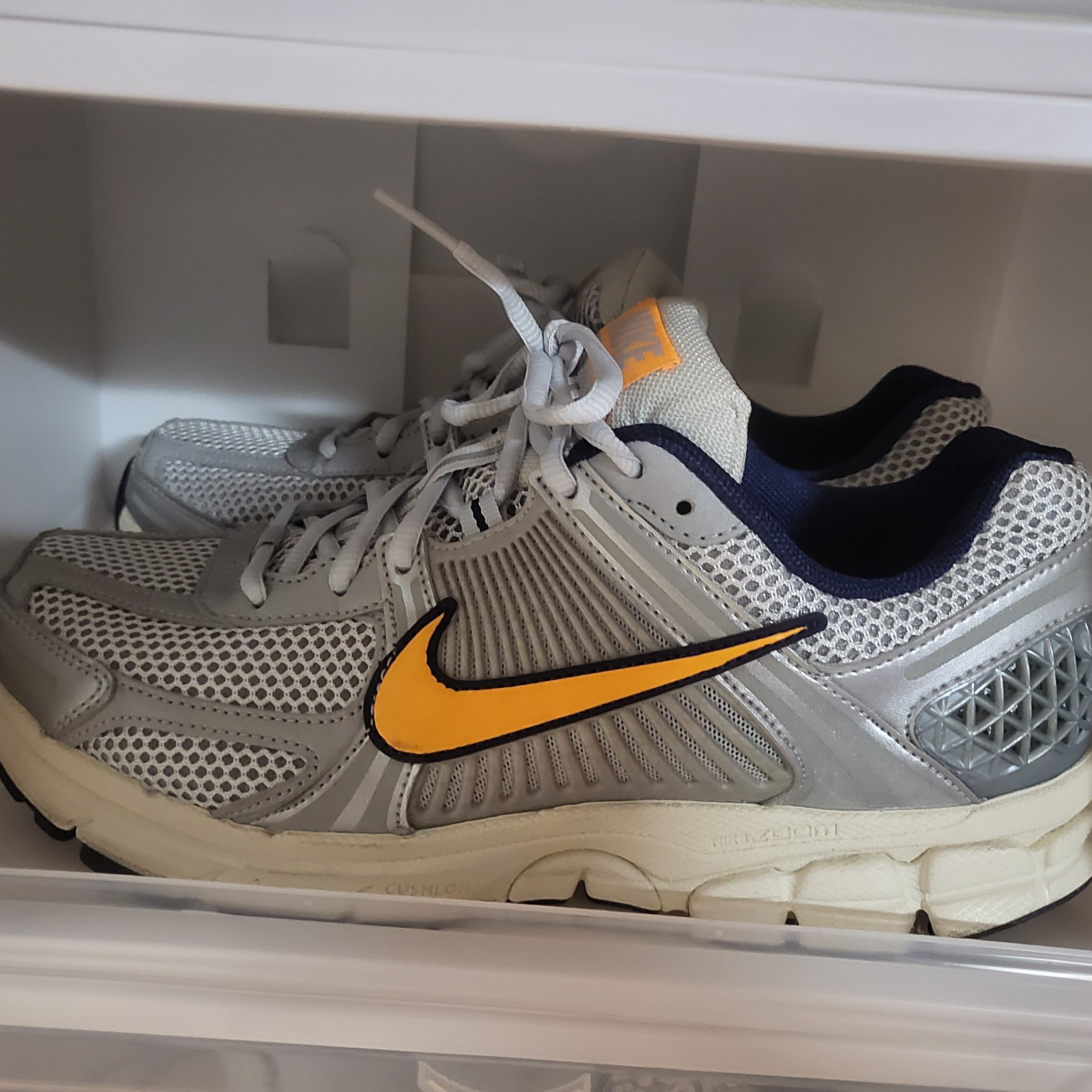 Nike Zoom Vomero 5 Pure Platinum and Laser Orange 착용 스타일