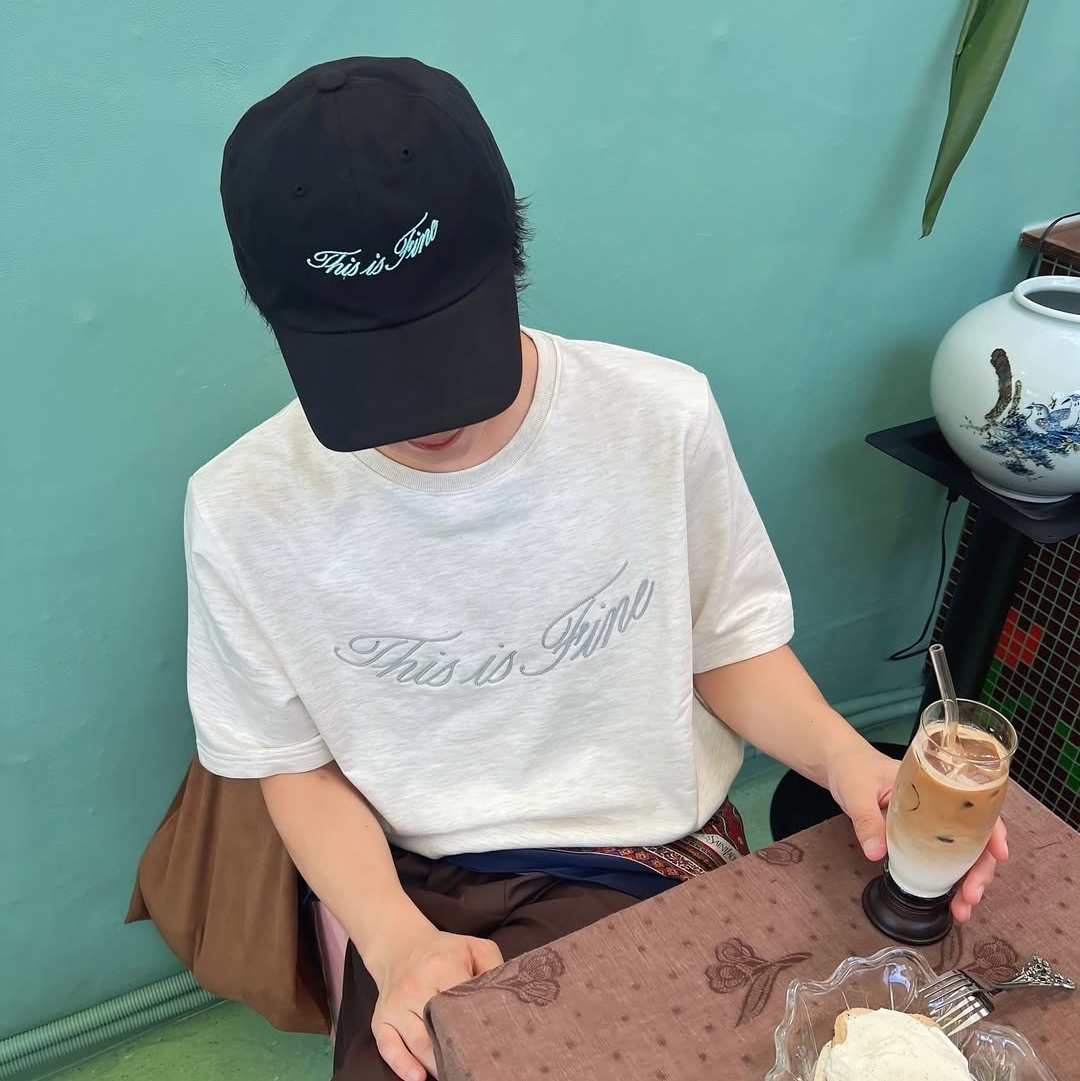 THIS IS FINE Signature Ball Cap Black, THIS IS FINE Oversized Signature Tee Oat 착용 스타일 - 3