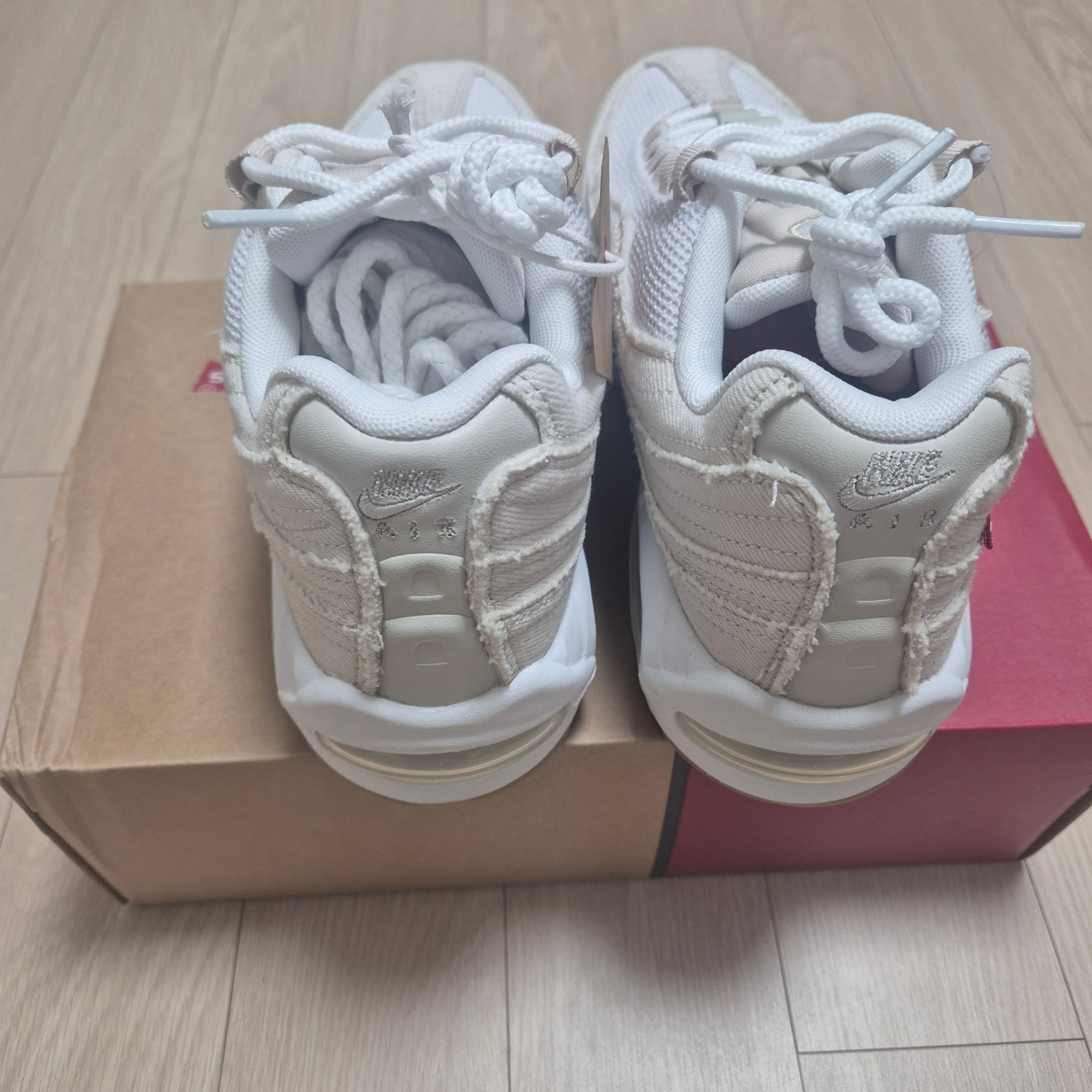 Nike x Levi's Air Max 95 White and Ecru 착용 스타일 - 3