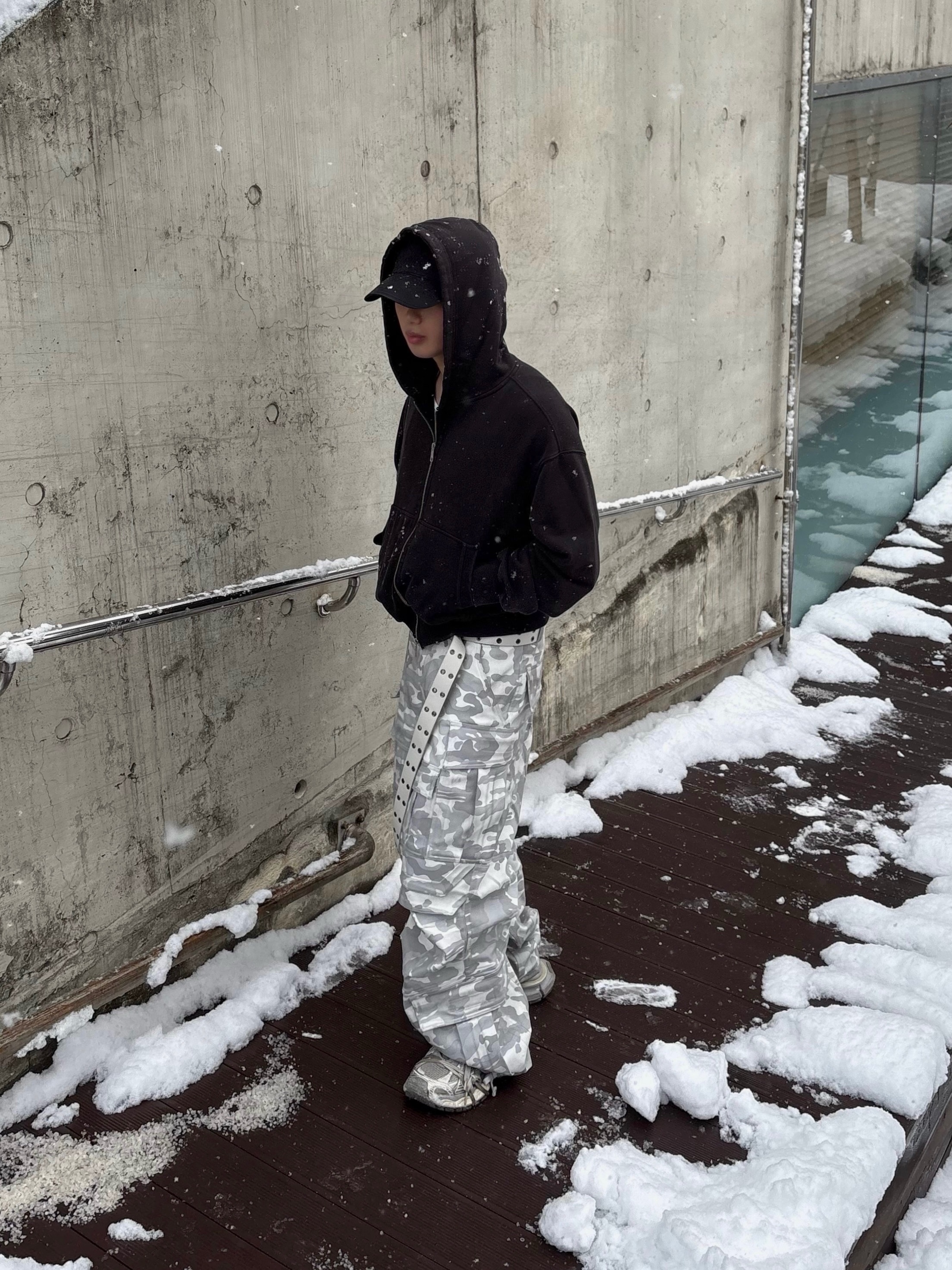 Farfromwhat Far Camo Cargo Pants White 착용 스타일 - 1