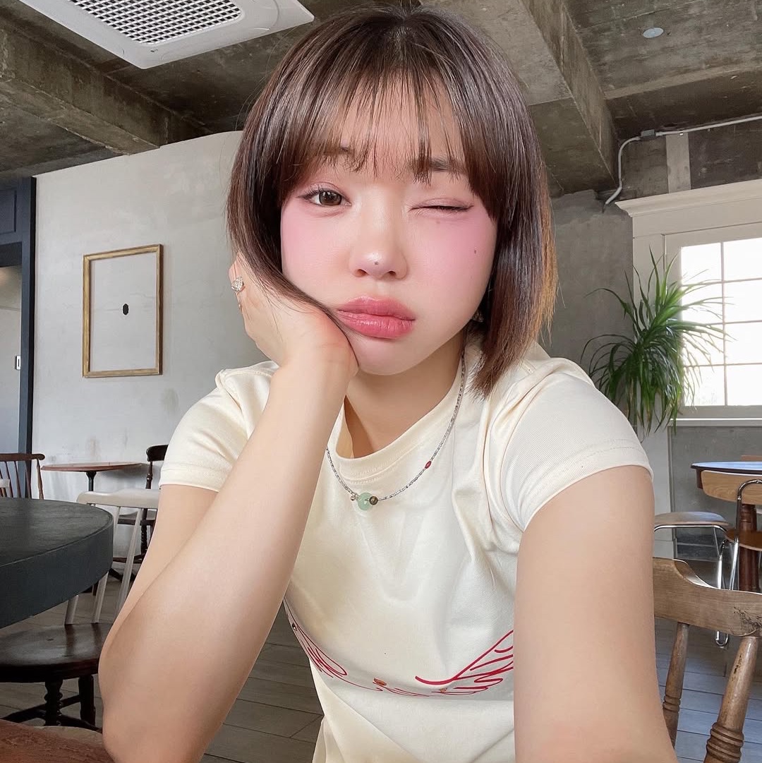 THIS IS FINE Cropped Signature Tee Yellow 착용 스타일 - 2
