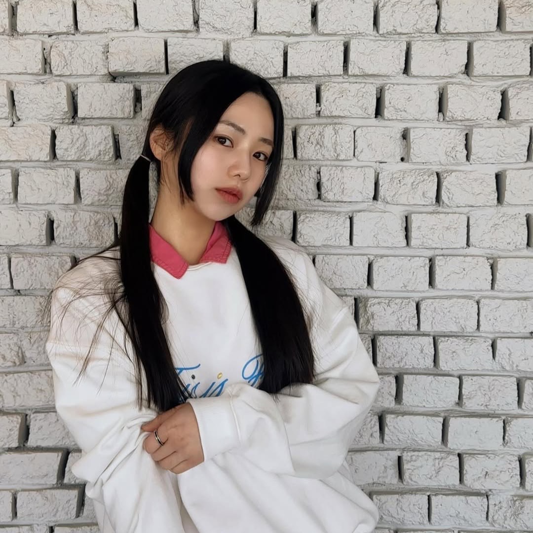 THIS IS FINE Standard Signature Sweatshirt White 착용 스타일 - 4