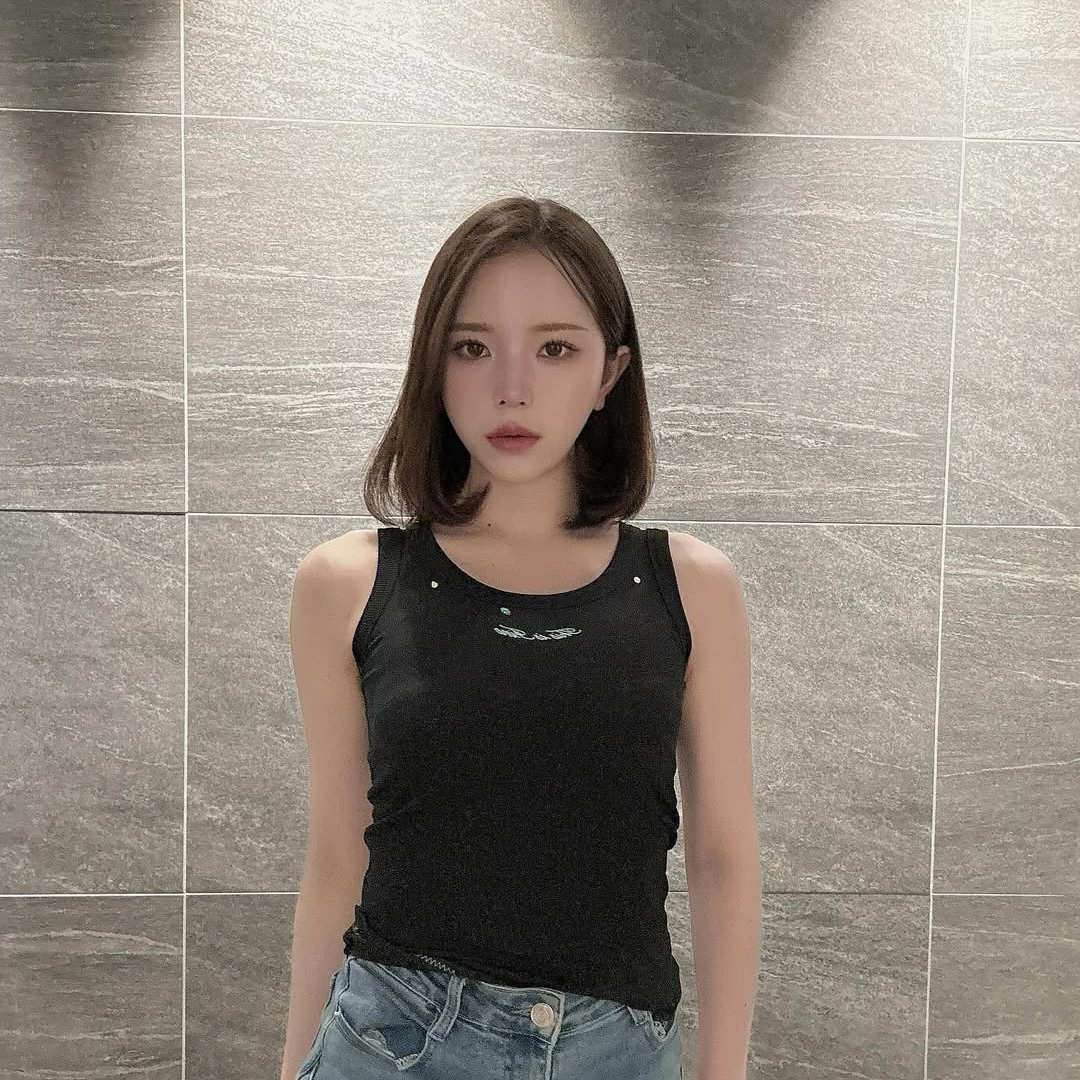 THIS IS FINE Ribbed Sleeveless Top Black 착용 스타일 - 1