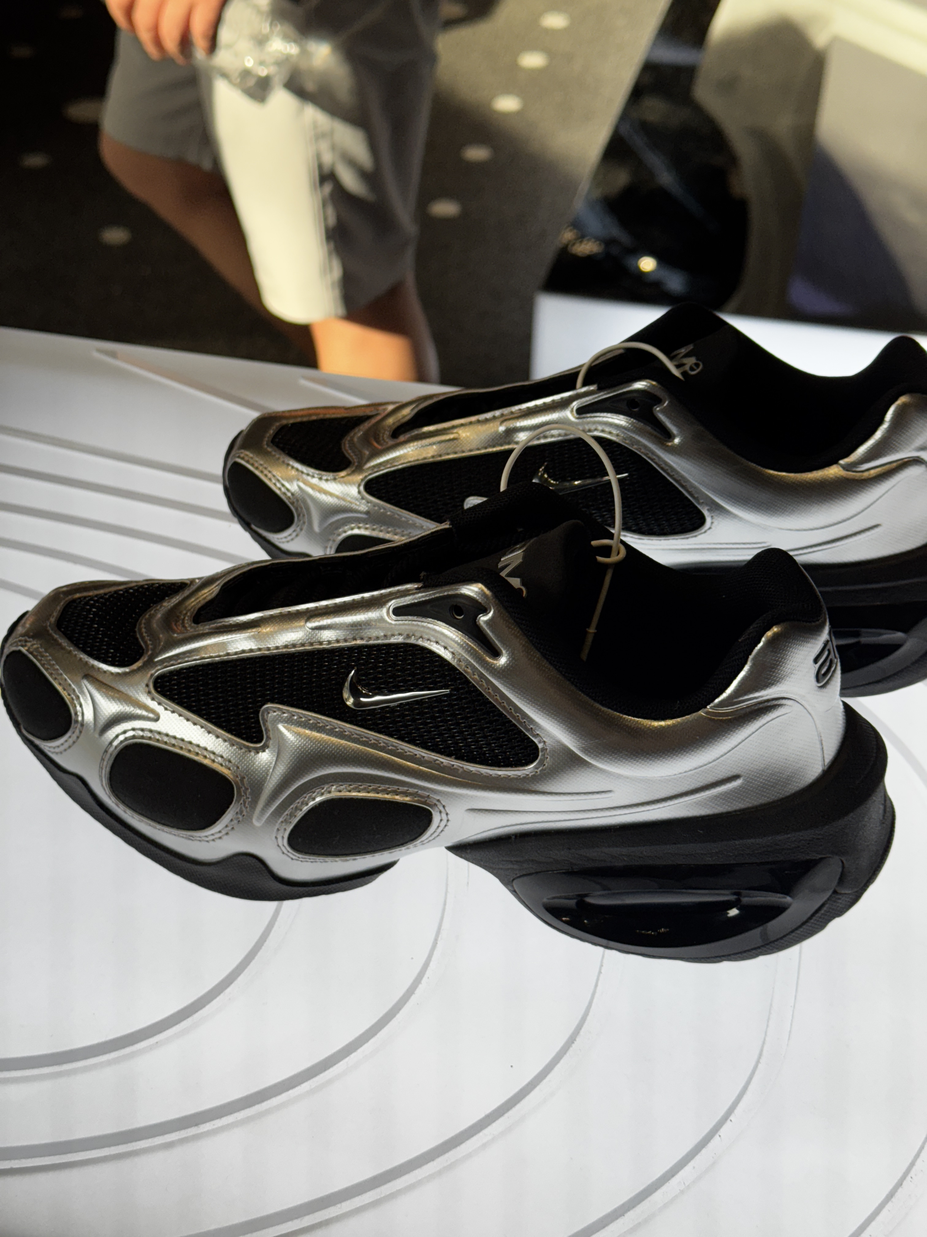 (W) Nike Air Max Muse Black and Metallic Silver 착용 스타일 - 1